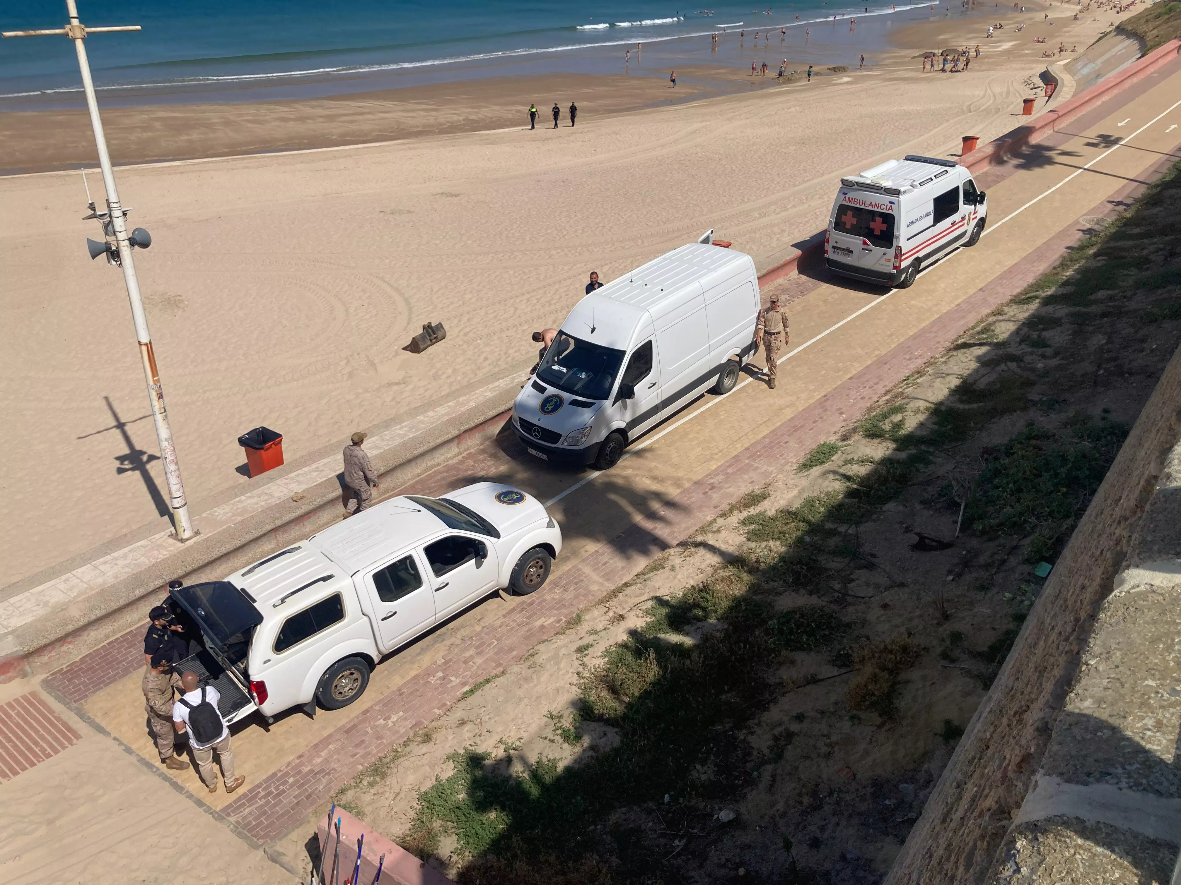 Fuerzas de seguridad en la rampa de acceso a la playa Santa María del Mar