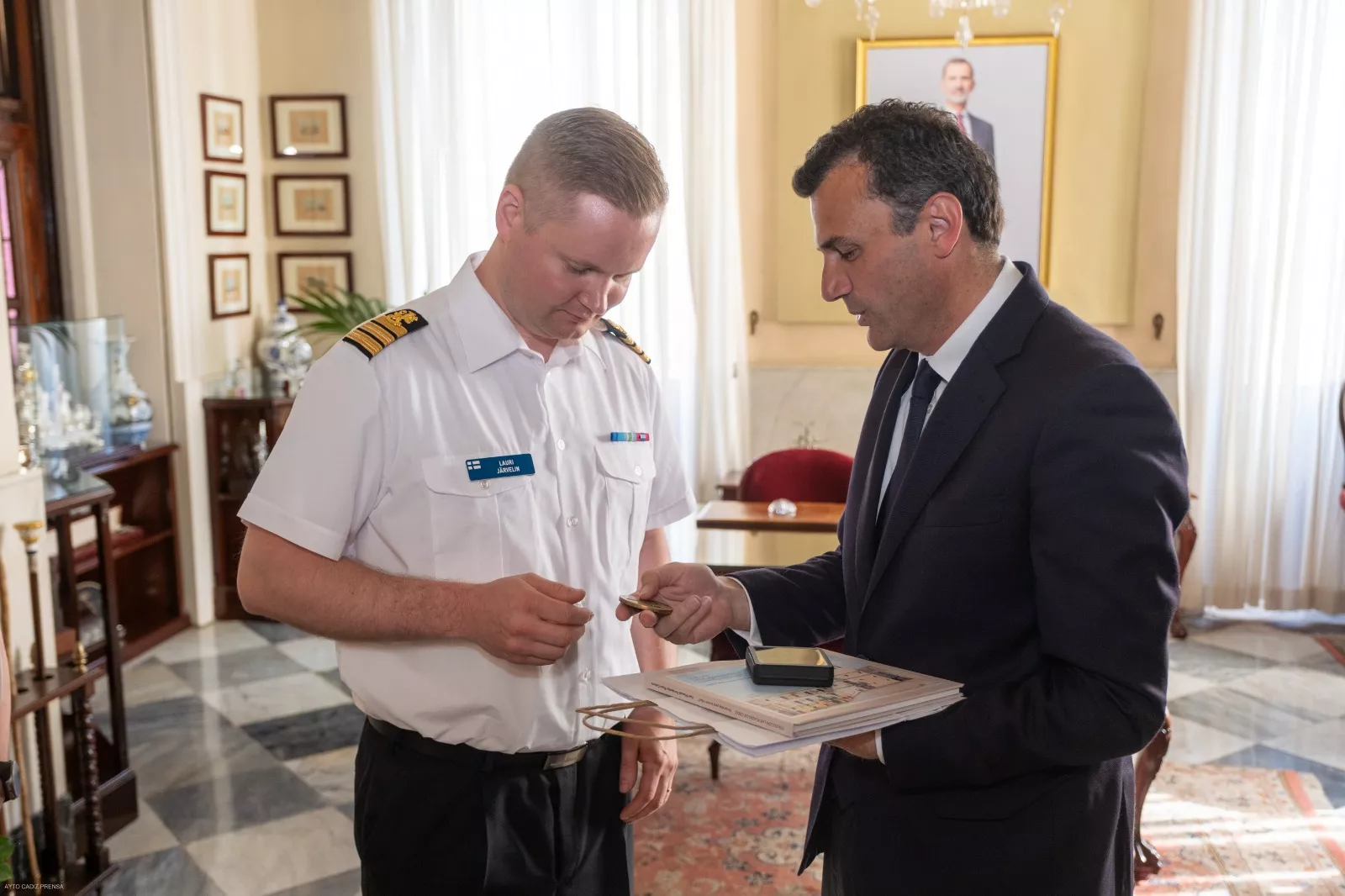 Bruno García con el oficial de marina nórdico en el Ayuntamiento de Cádiz