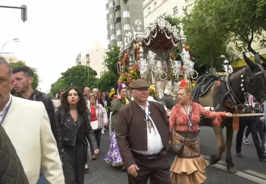 La hermandad del Rocío de Cádiz iniciando su camino en 2023. 