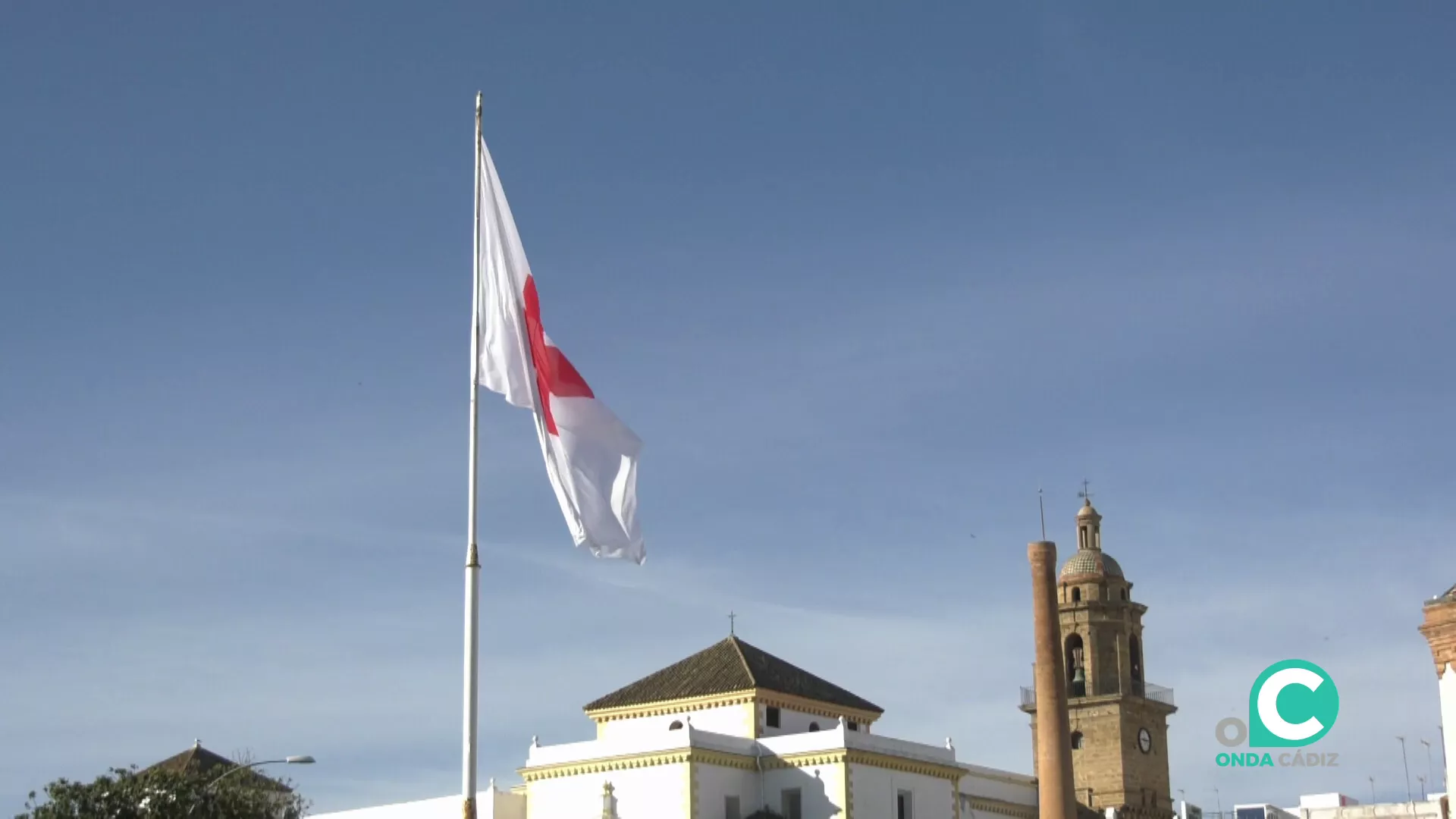 La reconocible enseña de la institución que creara Henry Dunant en la plaza de Sevilla