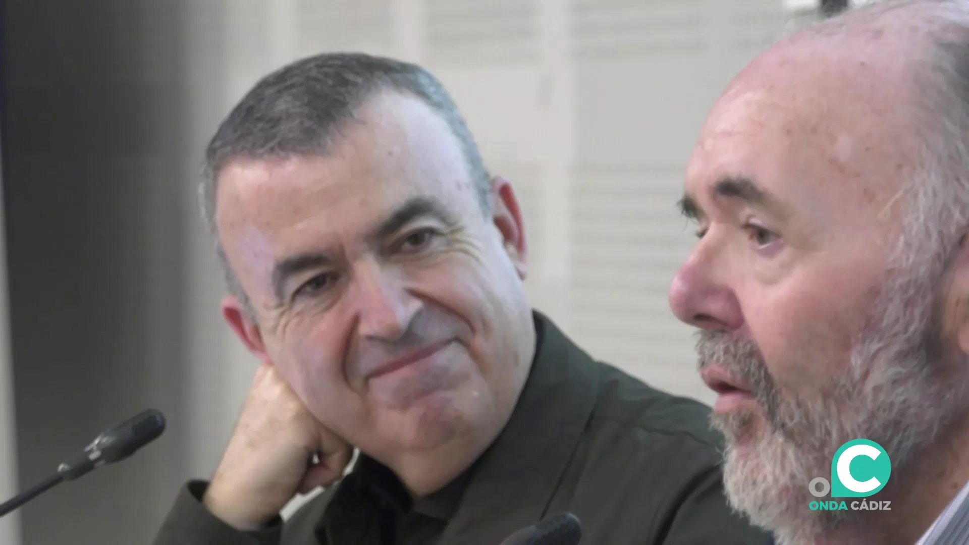 El escritor invitado escucha la presentación al acto efectuada por parte de Manuel Pérez Fabra El escritor invitado escucha la presentación al acto efectuada por parte de Manuel Pérez Fabra