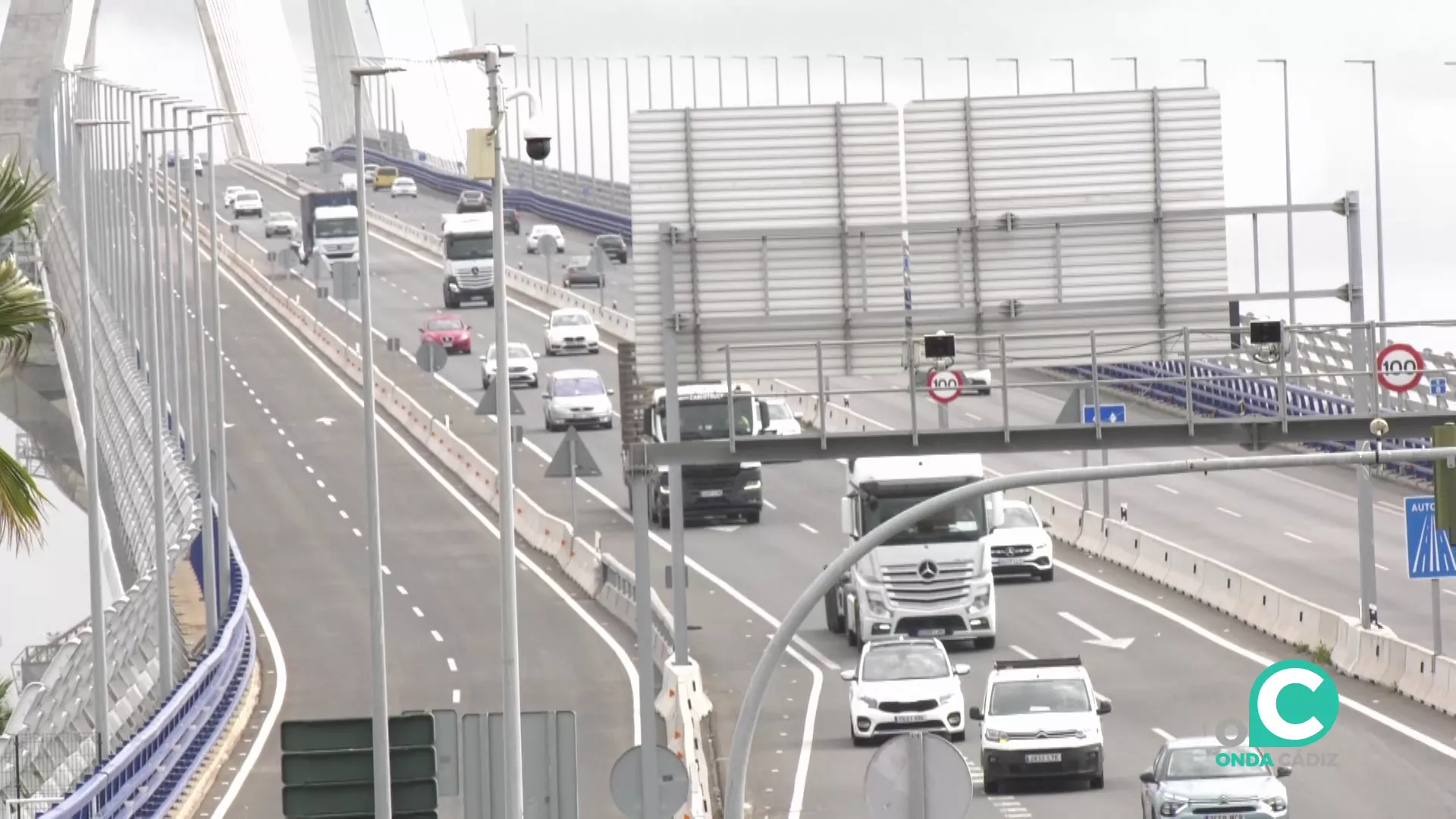 Imagen del Puente de la Constitución por donde los romeros saldrán por primera vez camino del Rocio