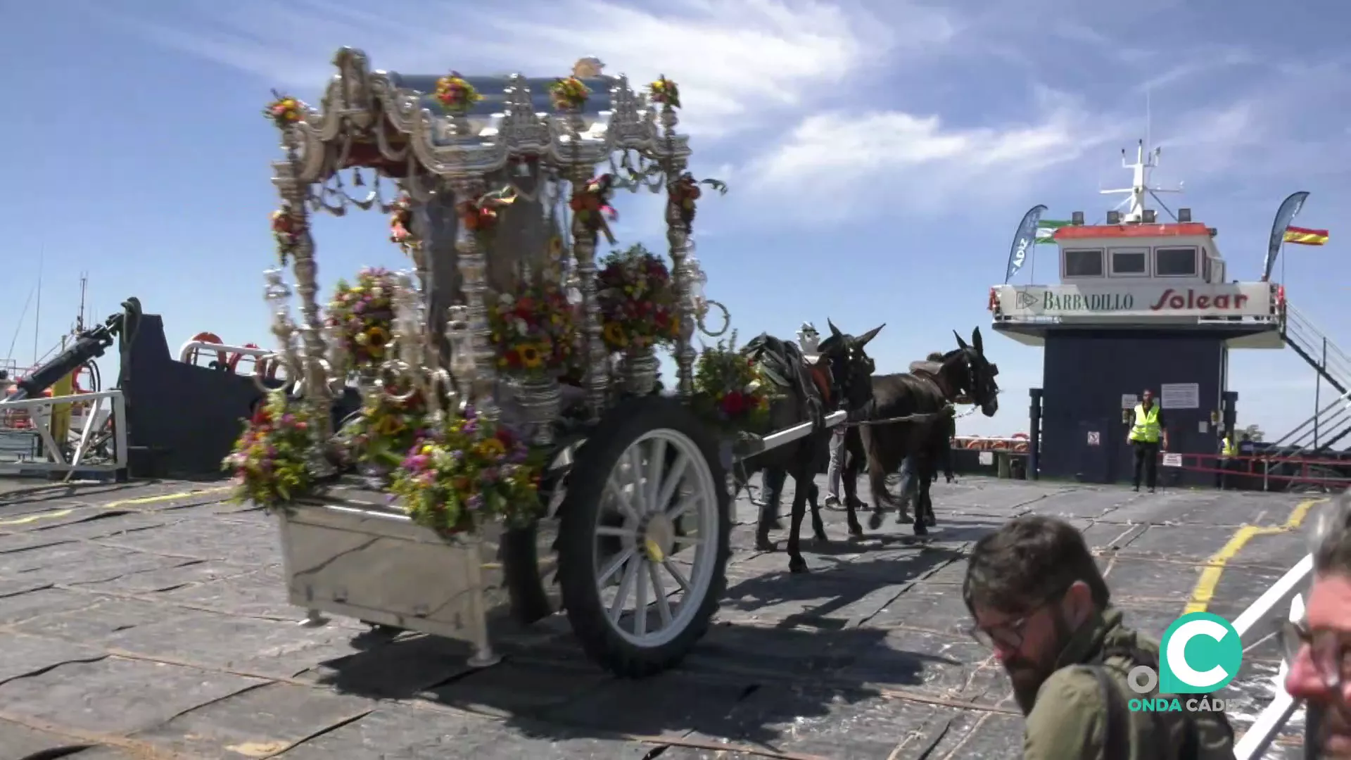 Momento del embarque del Simpecado en Bajo de Guía de Sanlúcar de Barrameda,