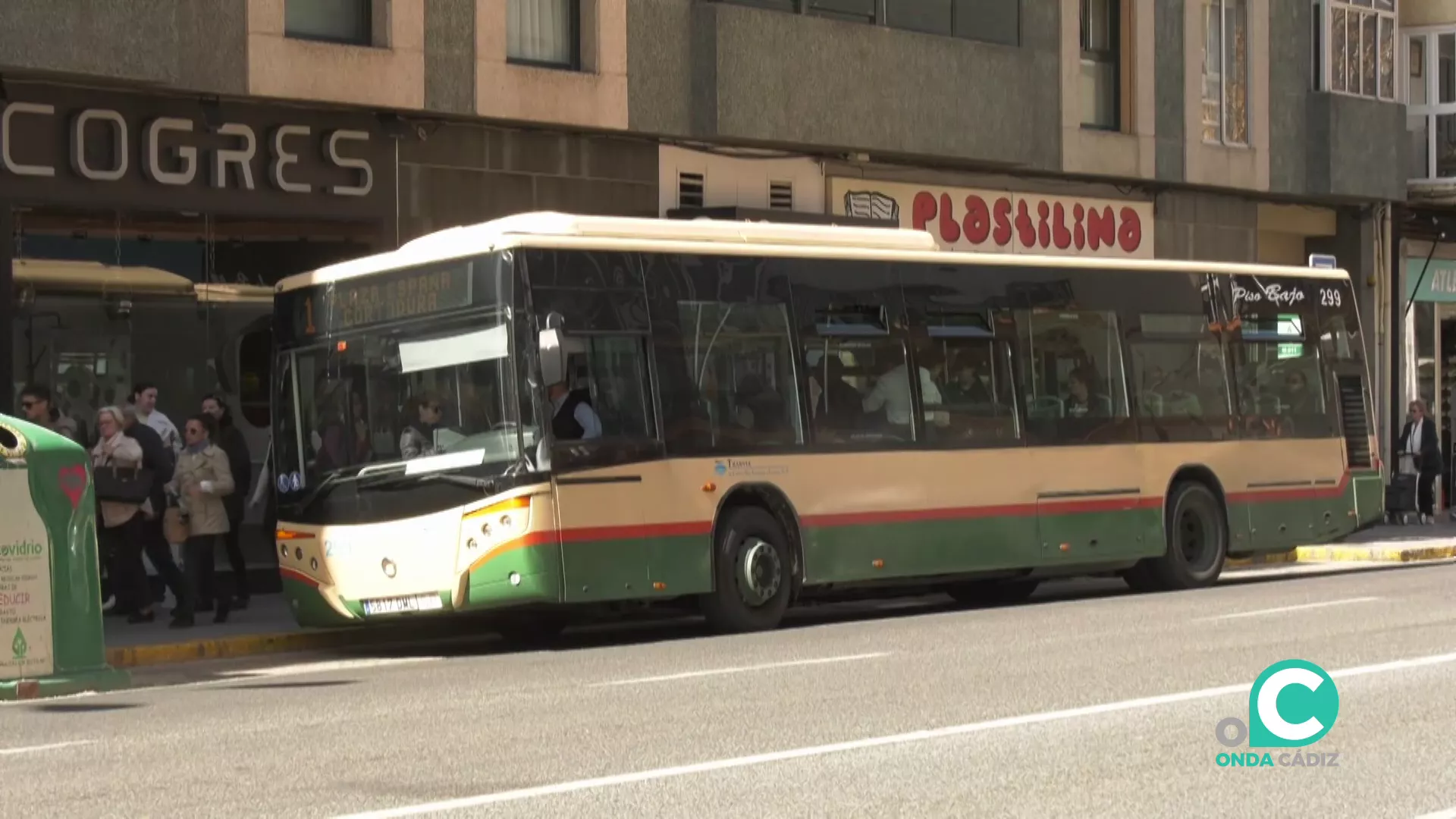 Un autobús urbano en una de las paradas de la avenida