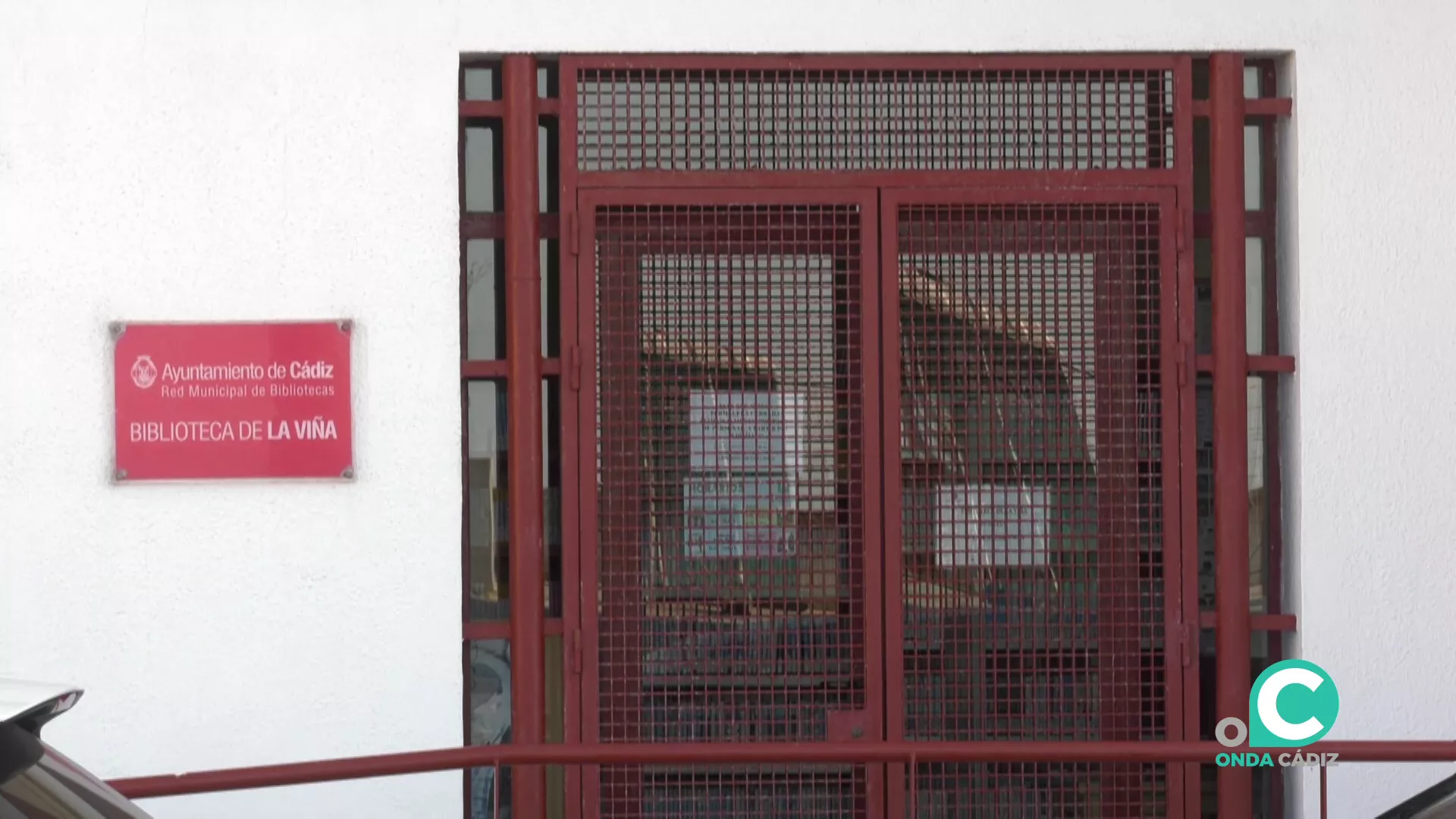 Entrada de la biblioteca de la Viña con las puertas cerradas