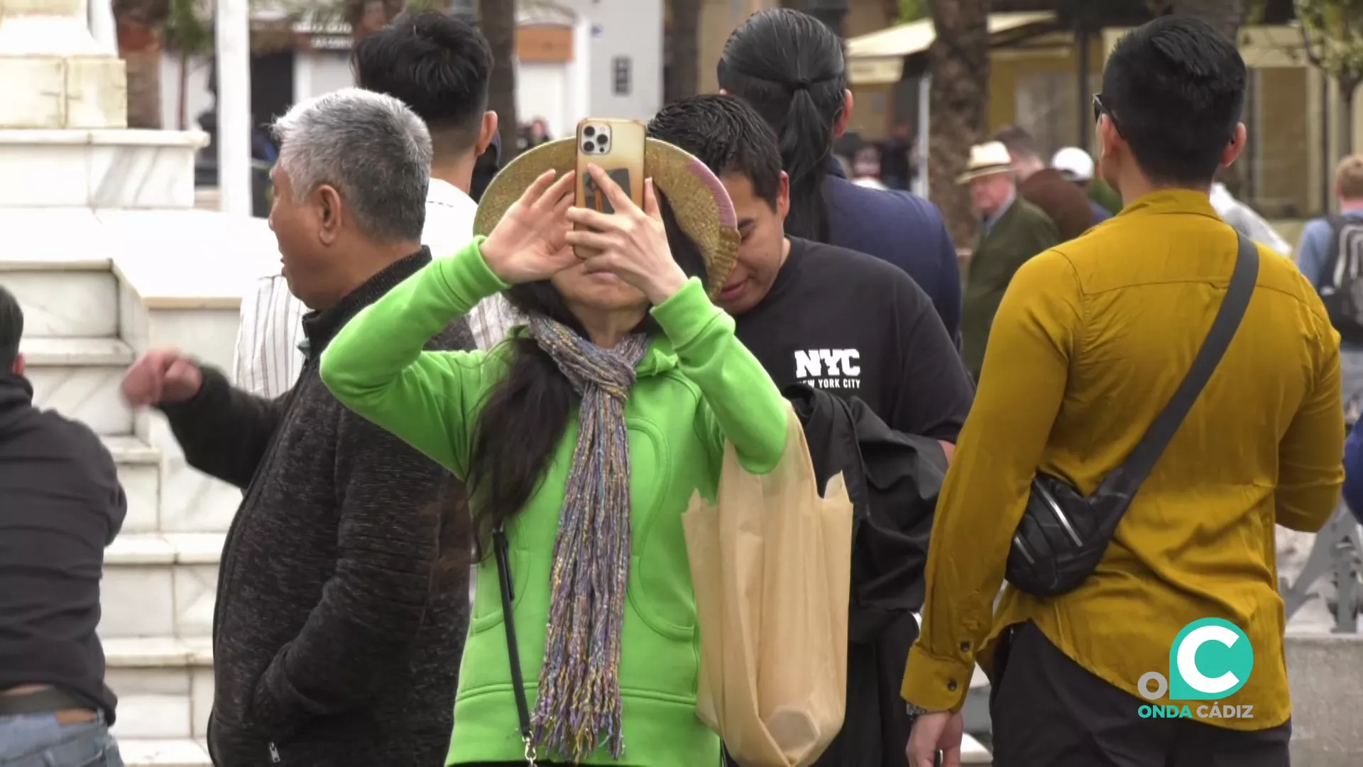 Una turista toma una foto en la plaza San Juan de Dios