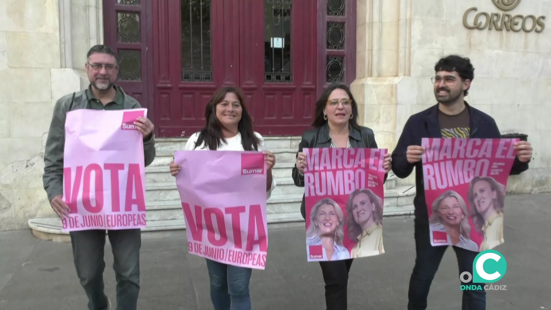 Los dirigentes de la formación ante la fachada de la sede central de Correos de Cádiz