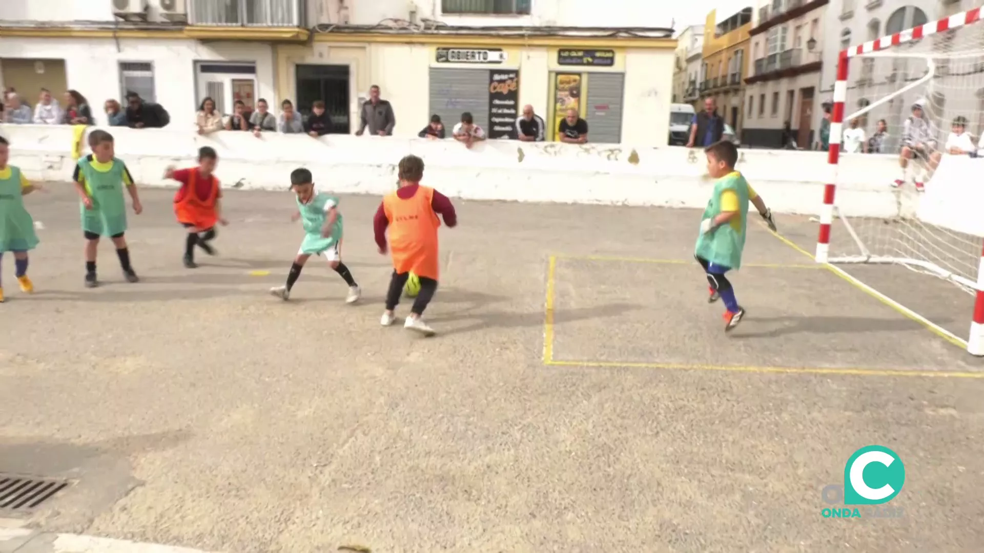 Niños jugando a la pelota en las calles gaditanas