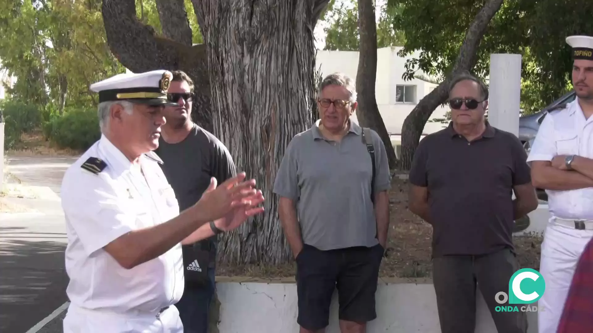 Un oficial detalla explicaciones a los visitantes sobre el recinto Un oficial detalla explicaciones a los visitantes sobre el recinto