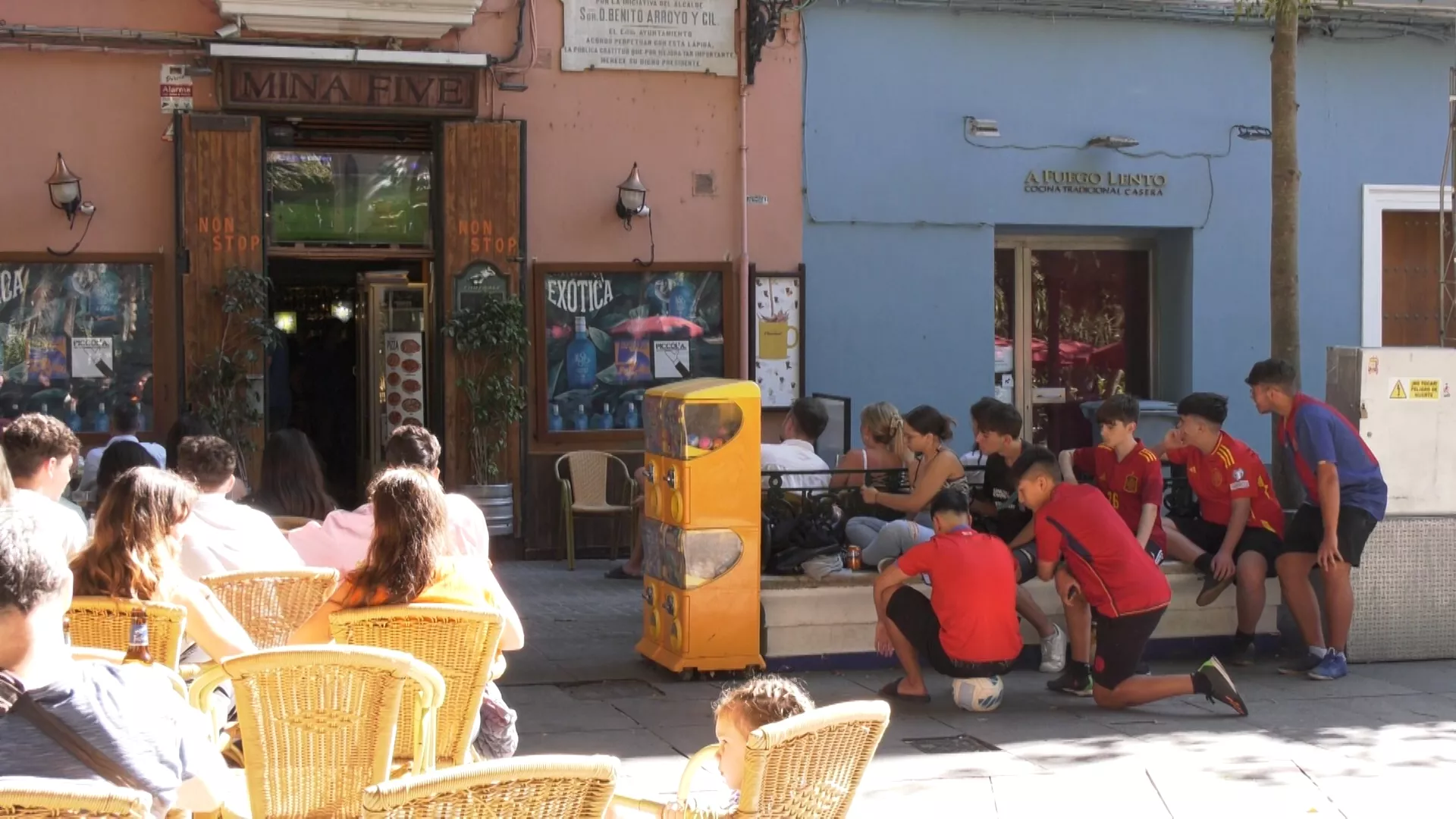 Aficionados disfrutan del partido España-Croacia en la Plaza de Mina 