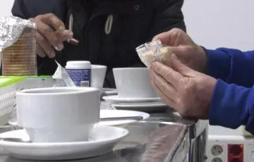 Varios usuarios de la asociación desayunan en las instalaciones de Calor en la Noche .