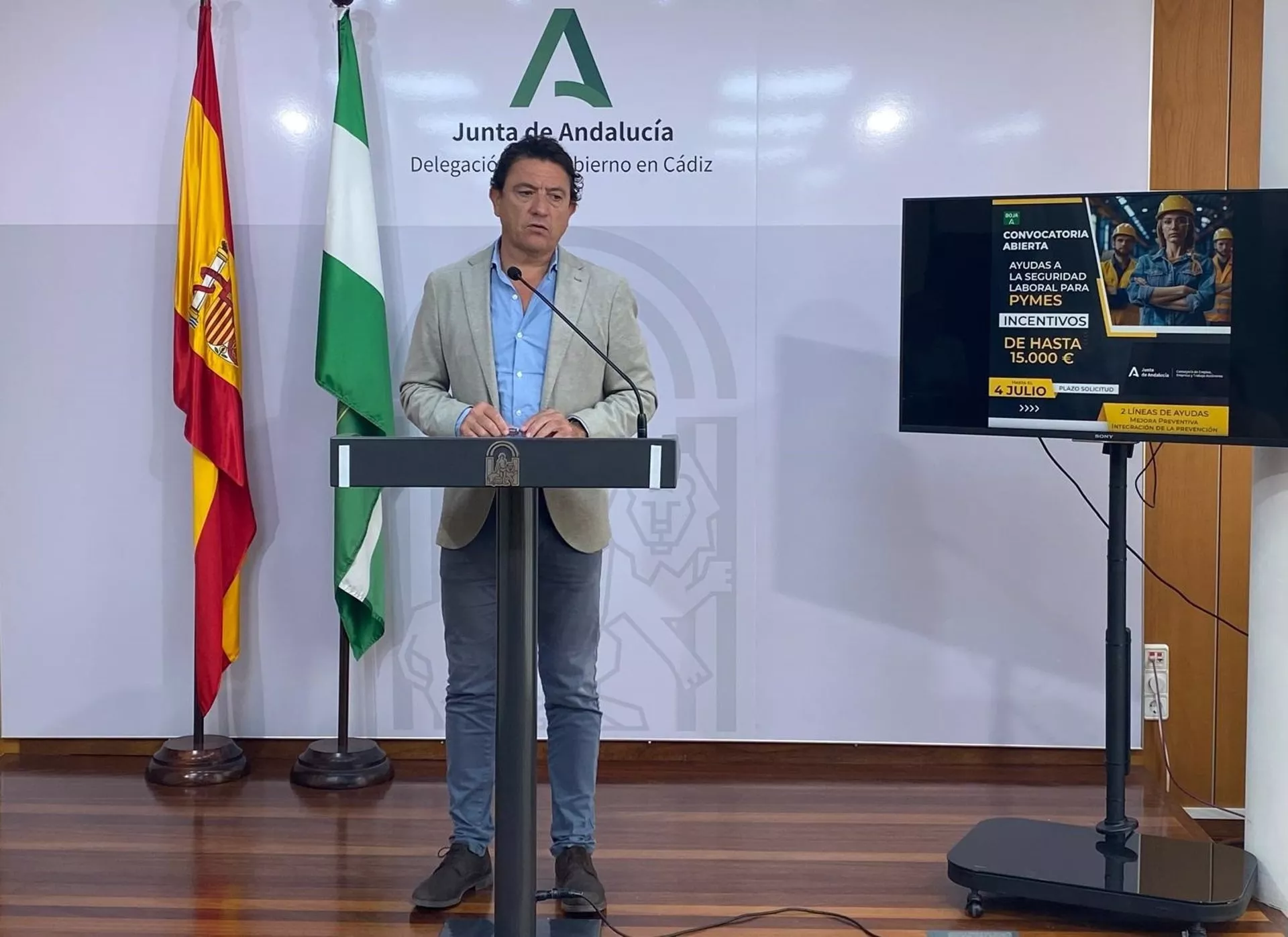 El delegado territorial de Empleo, Empresa y Trabajo Autónomo en la provincia durante la rueda de prensa de presentación