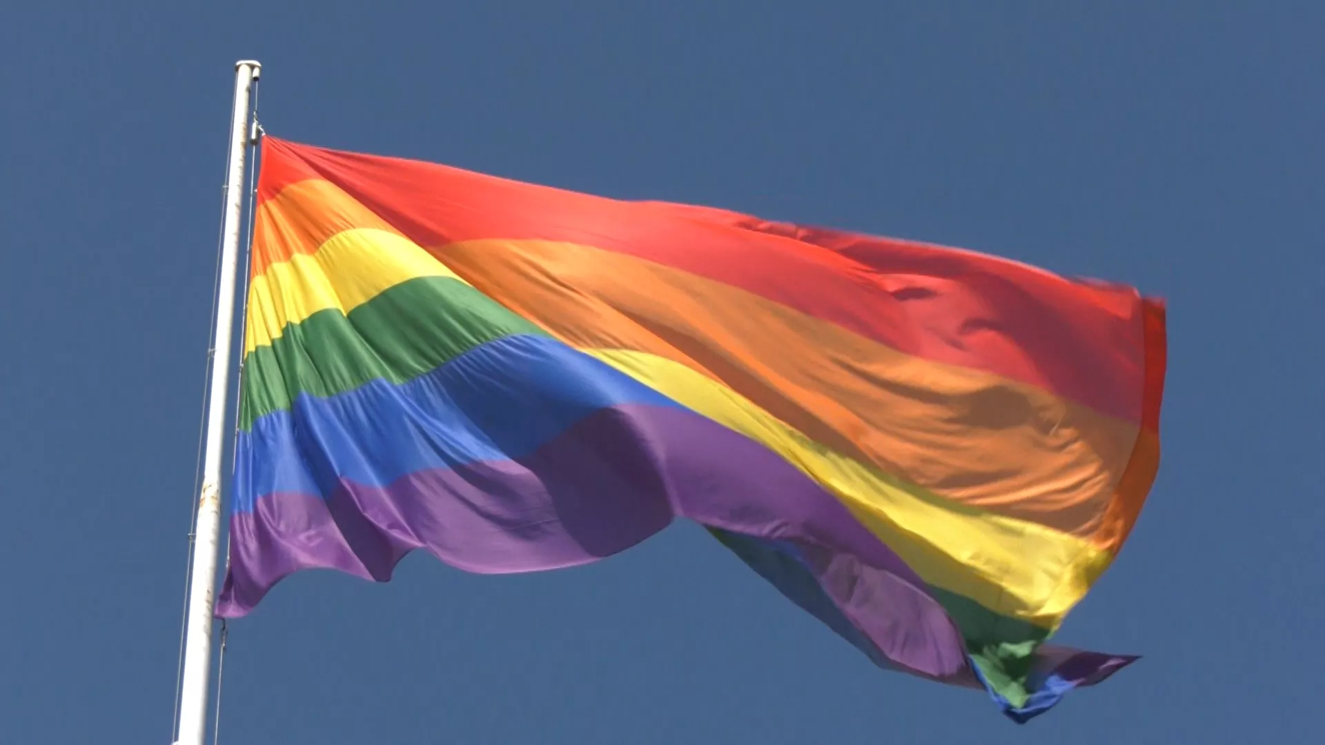 La bandera del Orgullo en el mástil de Plaza de Sevilla.