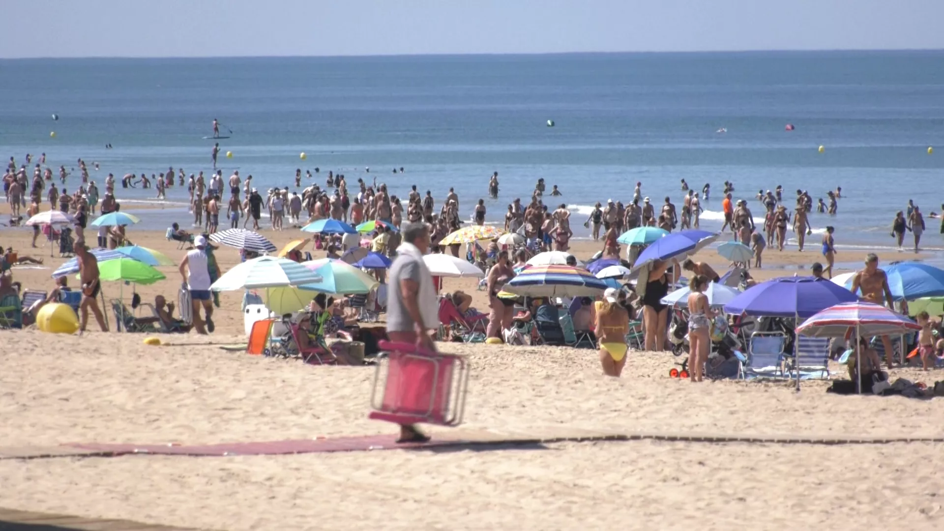 El aspecto que mostraba esta mañana la playa de la Victoria en Cádiz.