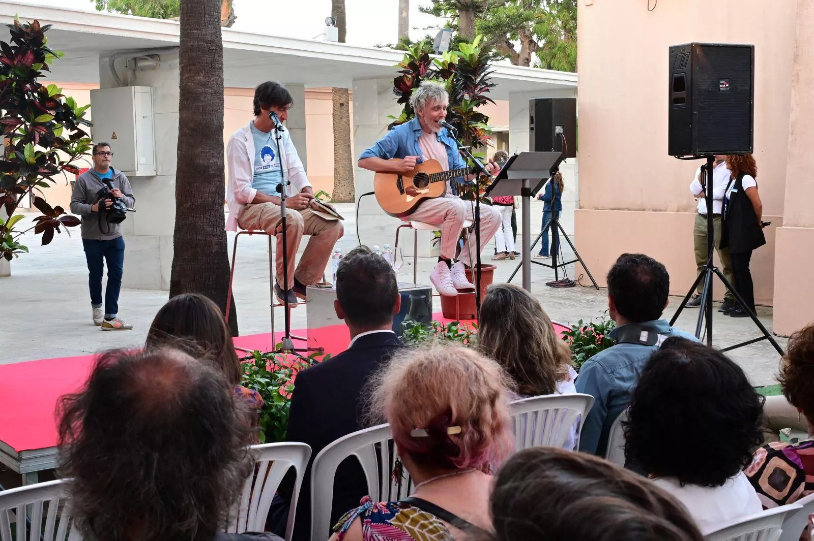 Poemas y música dan comienzo a una semana con las letras como protagonistas.