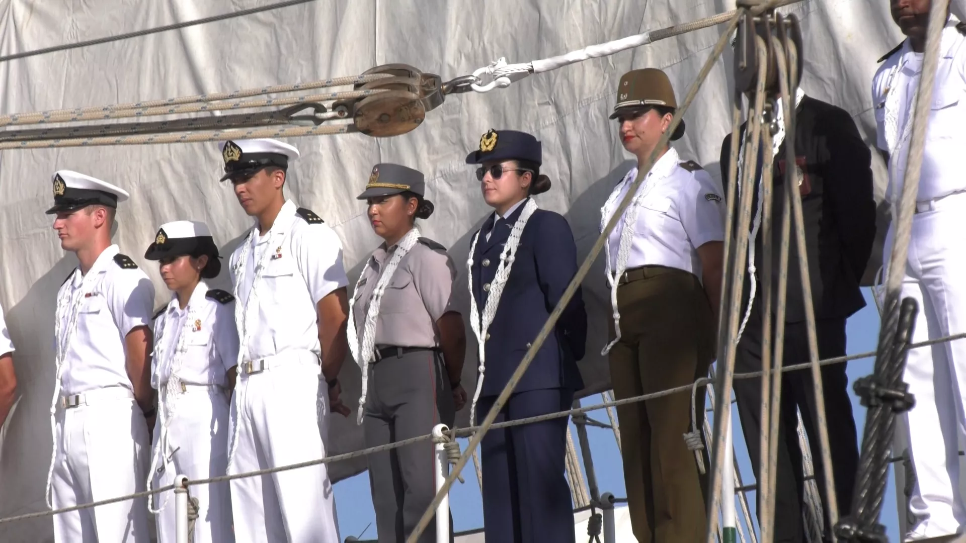 Imagen de oficiales en su llegada a Cádiz a bordo del Esmeralda 