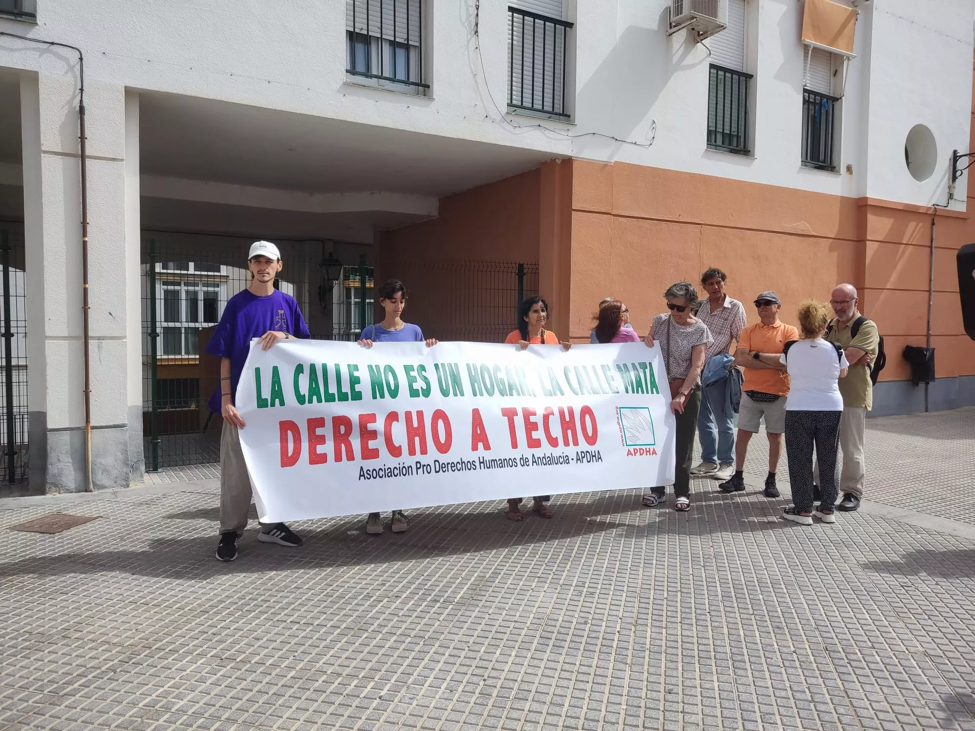 Imagen de la acción de protesta convocada por la Asociación Pro Derechos Humanos de Andalucía en la ciudad. 