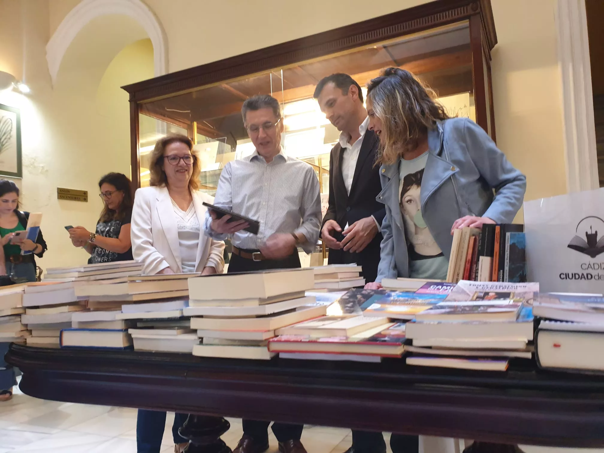 El alcalde acompañado de la teniente de alcalde de Cultura recepciona los libros de la librería Manuel de Falla.