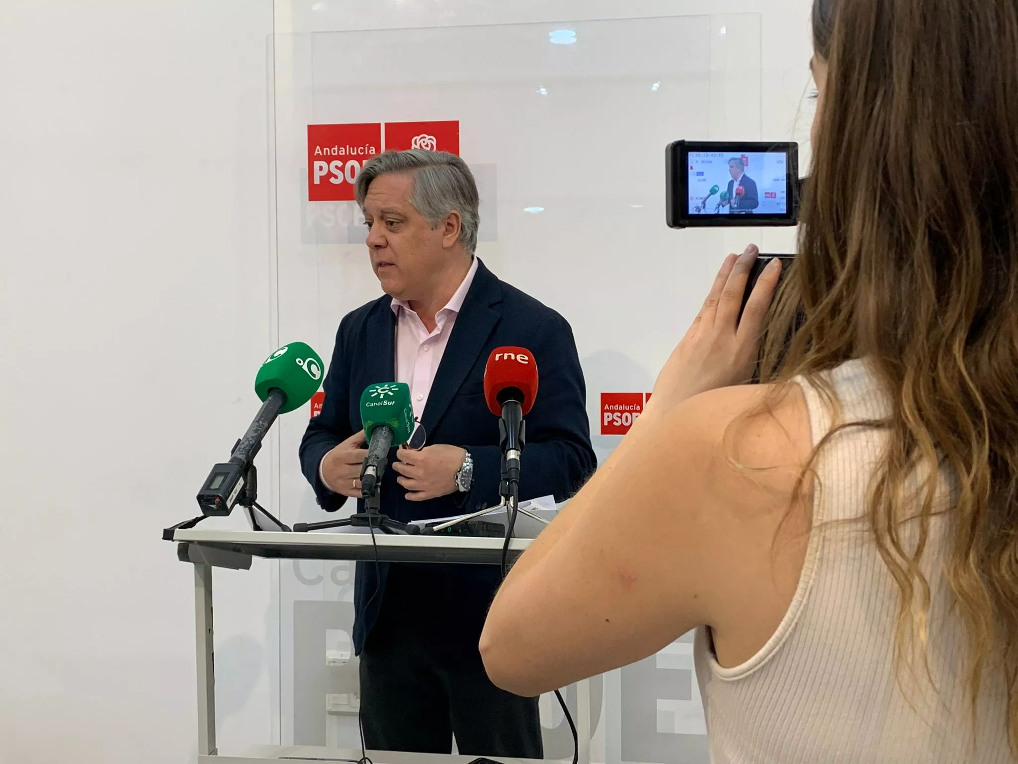 El portavoz del PSOE, Óscar Torres, en la sede de Gaspar del Pino.