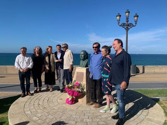 Ofrenda floral en el busto de La Perla de Cádiz