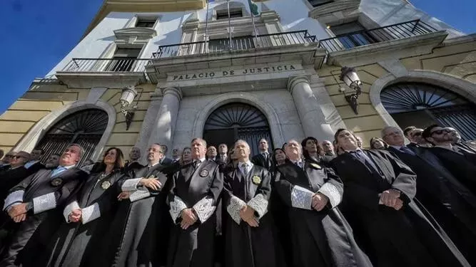 Letrados ante el edificio de la Audiencia Provincial.