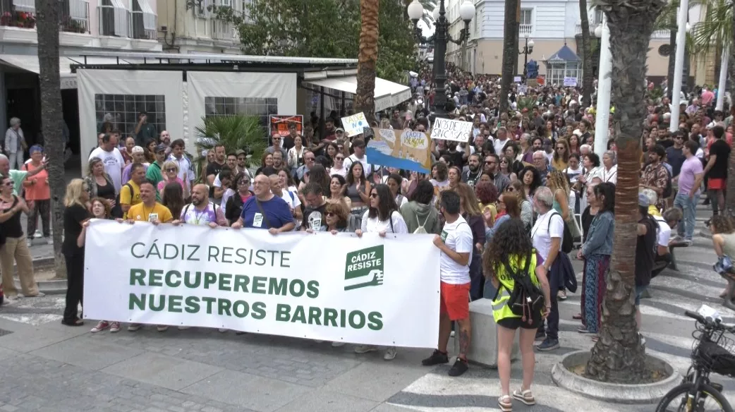 Cádiz Resiste se manifiesta contra la dificultad del acceso a la vivienda y la turistificación.