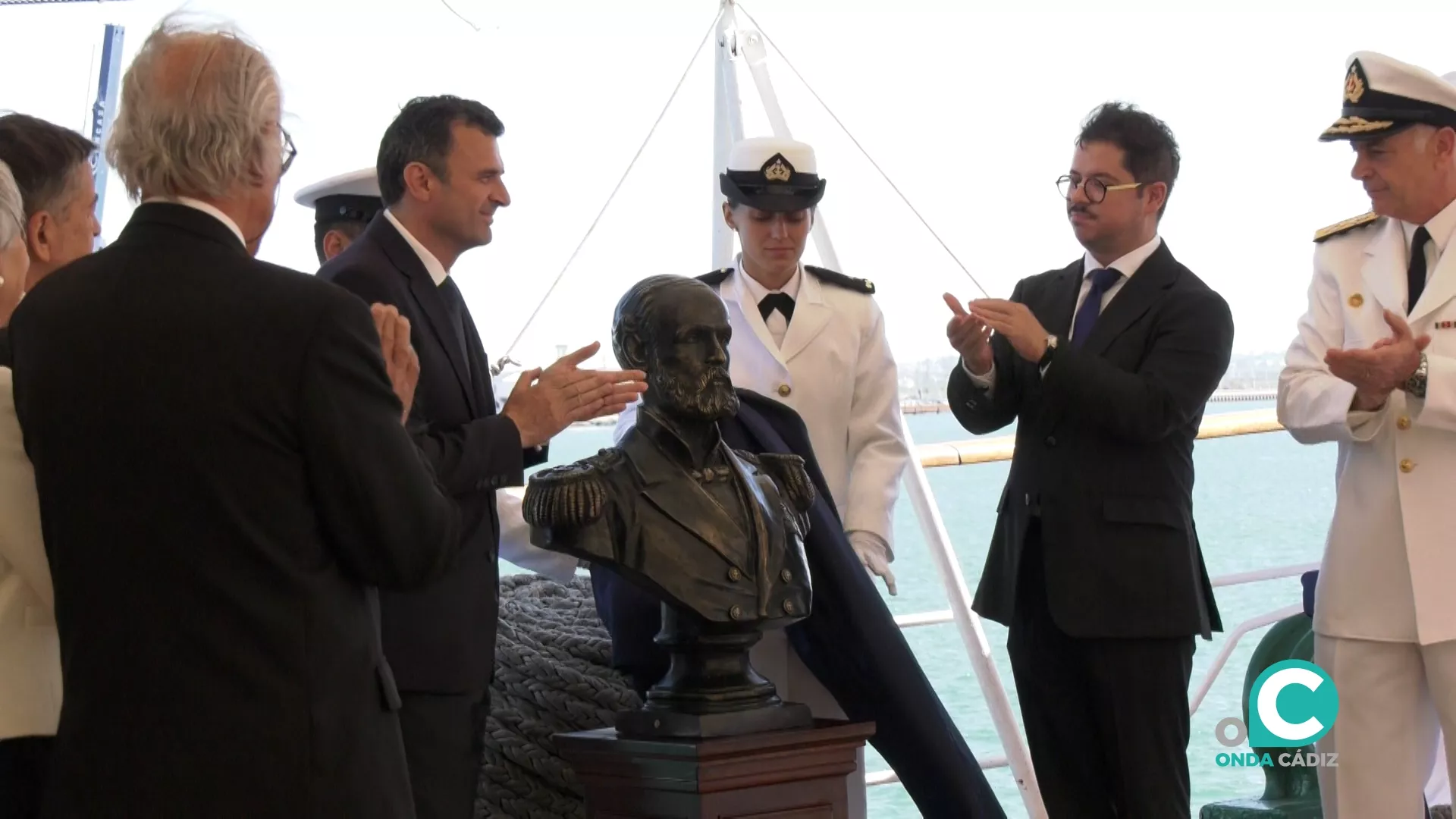 Momento de la entrega al alcalde del busto de Arturo Prat