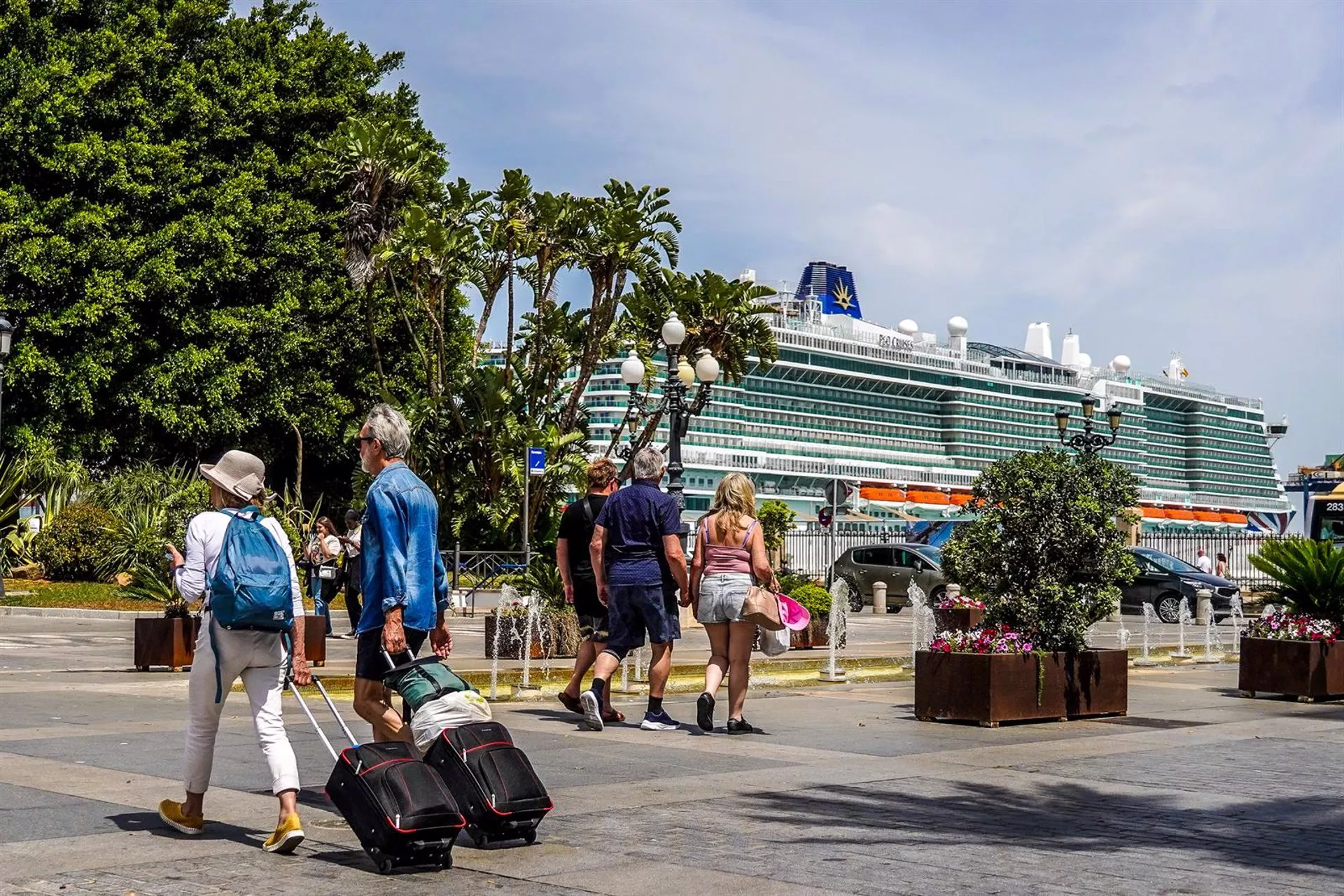 Turistas con maletas llegando a Cádiz.