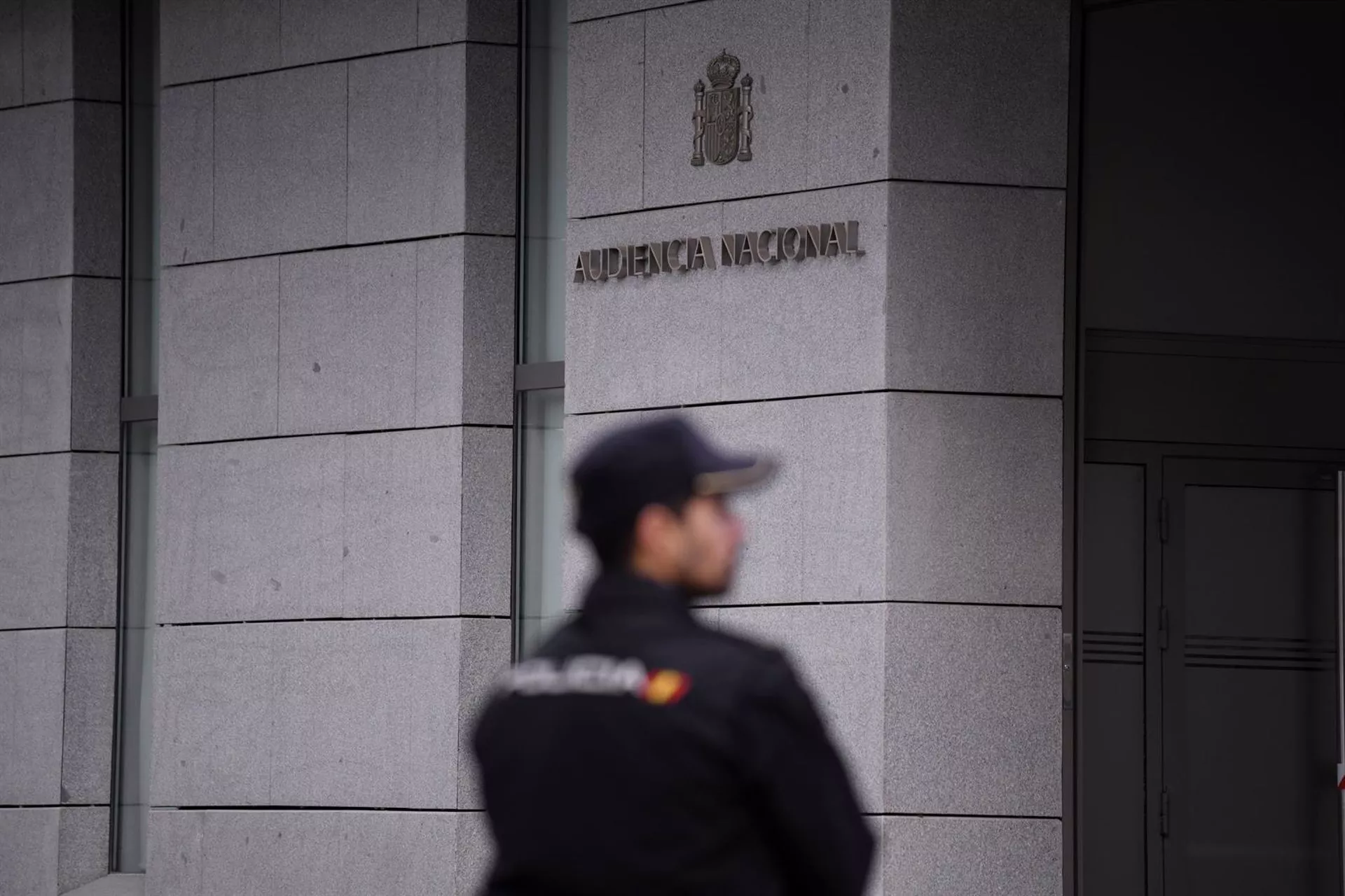 Un agente de Policía en la entrada de la Audiencia Nacional en una imagen de archivo