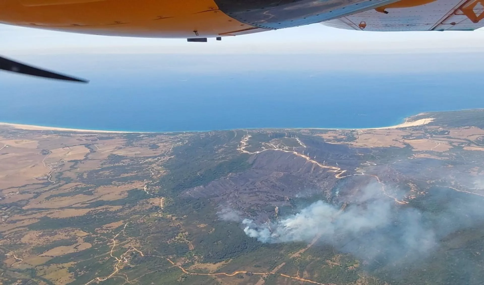 Vista aérea del incendio forestal en el paraje La Peña, en el término municipal de Tarifa