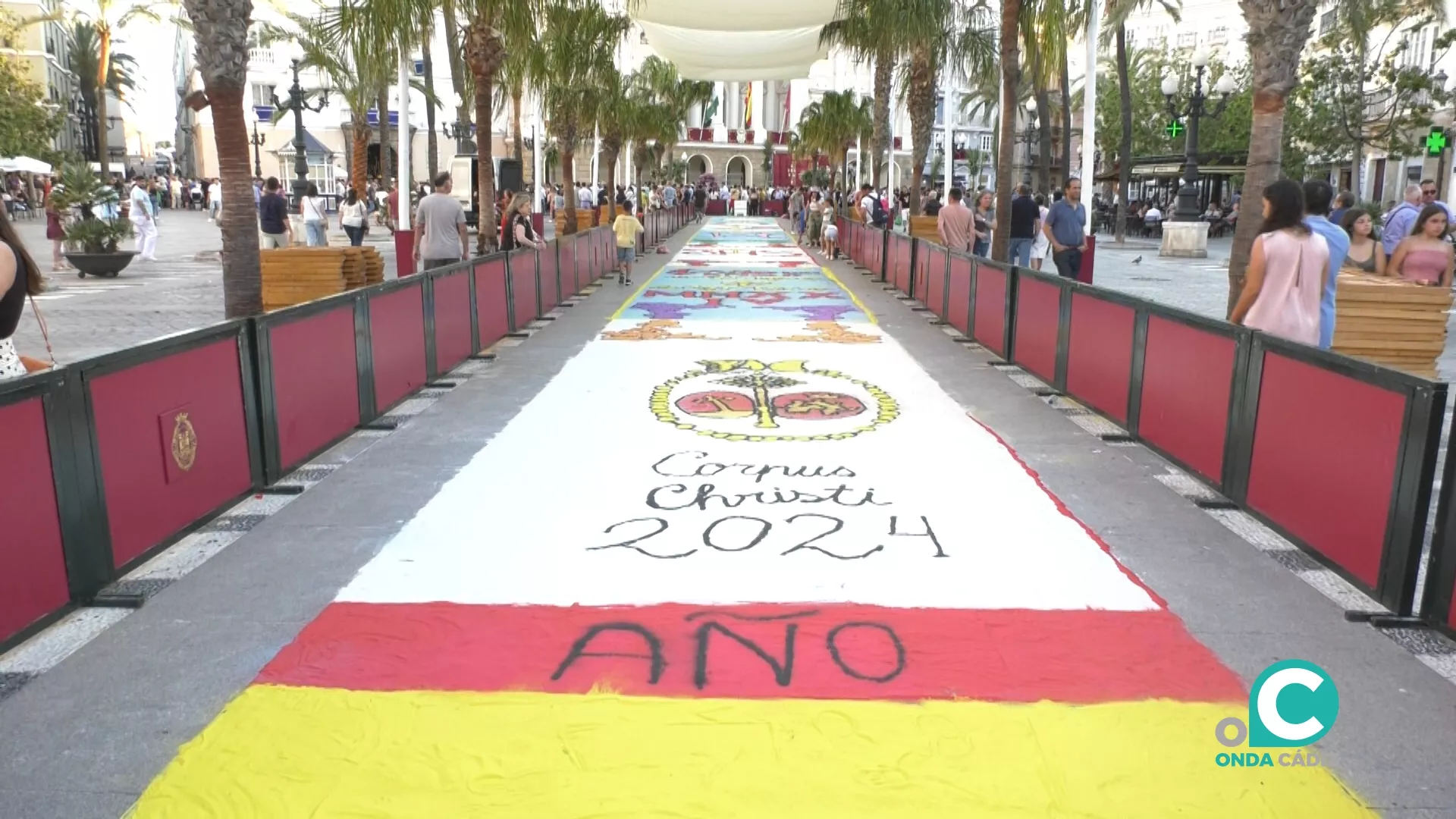 Un grupo de jóvenes cofrades preparan la alfombra desde primera hora de la mañana en San Juan de Dios. 