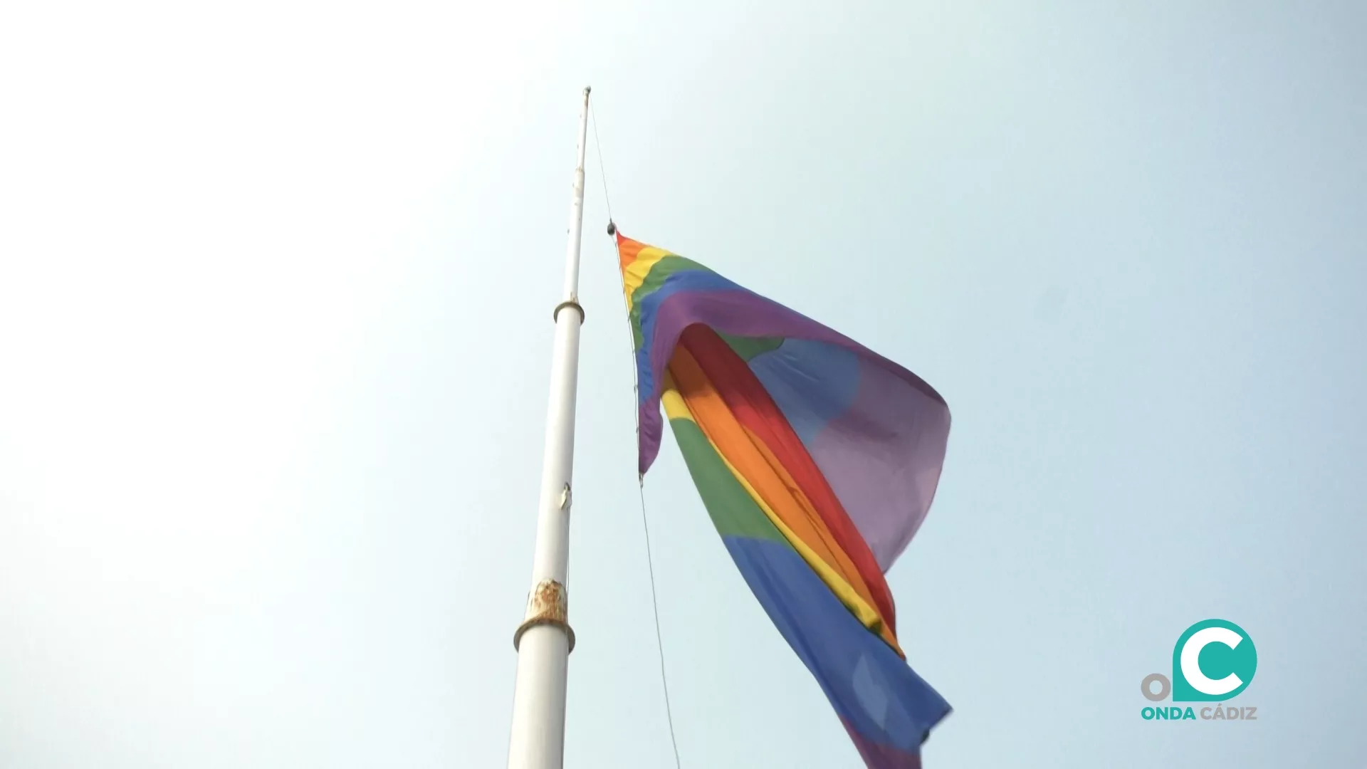 El izado de la bandera arcoiris en Plaza de Sevilla abre los actos por el Día Internacional del Orgullo en Cádiz. 