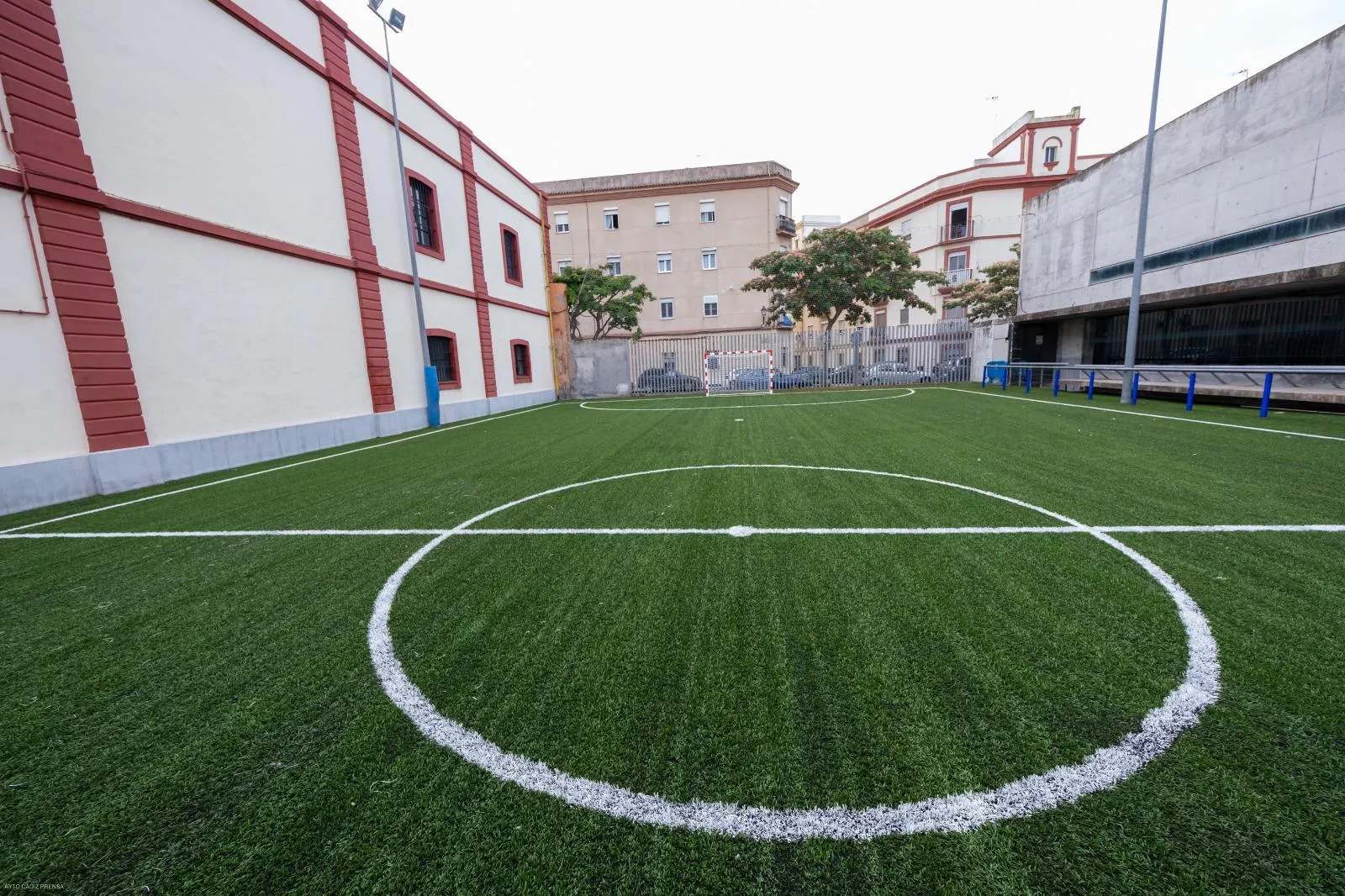 Imagen del césped artificial del campo de fútbol del Pabellón del Casco Histórico renovado. 