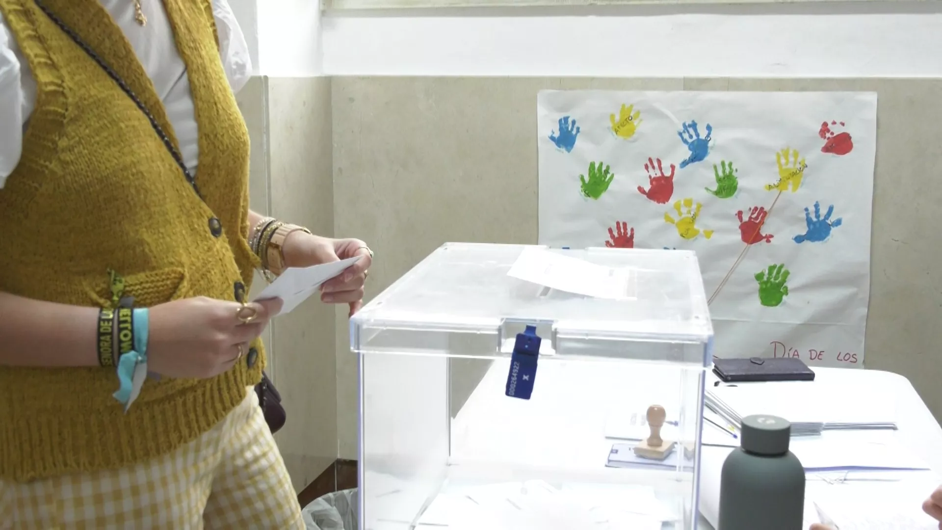 Mujer votando en un colegio de Cádiz 