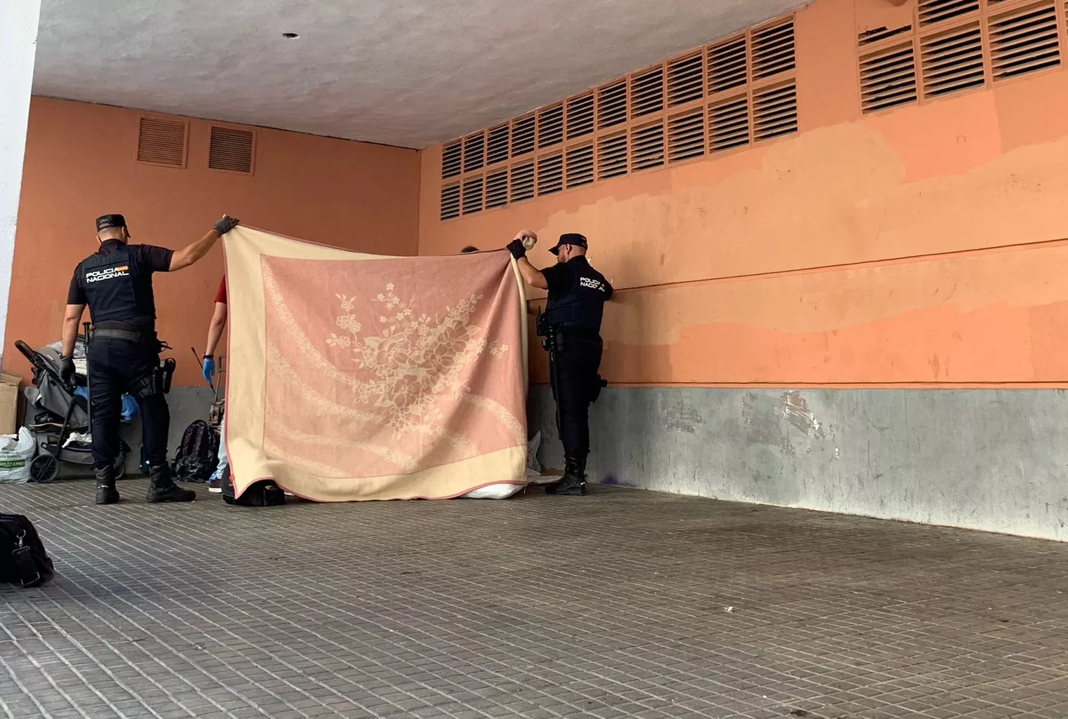 Efectivos de la Policía Nacional en los bajos de Capuchinos donde se ha producido el suceso.