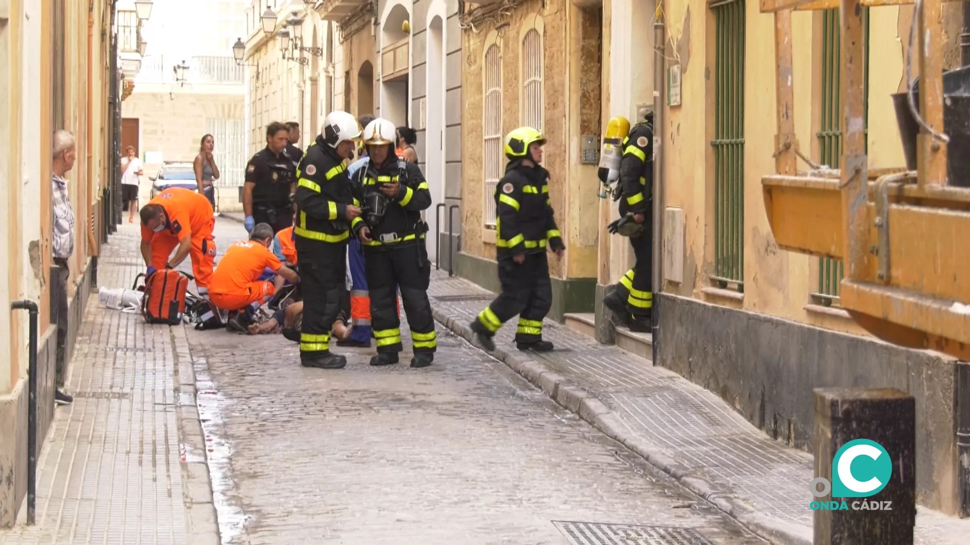 Hasta el lugar se ha desplazado Bomberos, efectivos de la Policía Nacional, Policía Local y Emergencias 061.