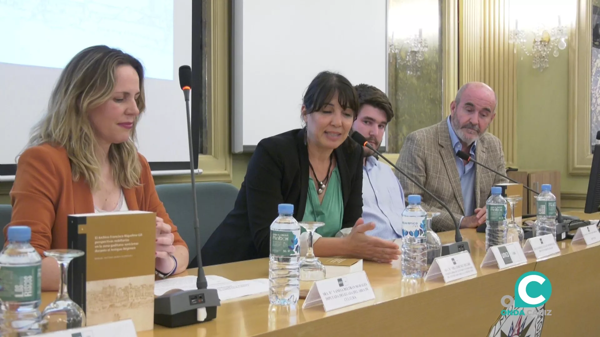 La sede de la UNED en Cádiz sirvió de escenario para presentar el libro del archivero Manuel Antonio Barea.