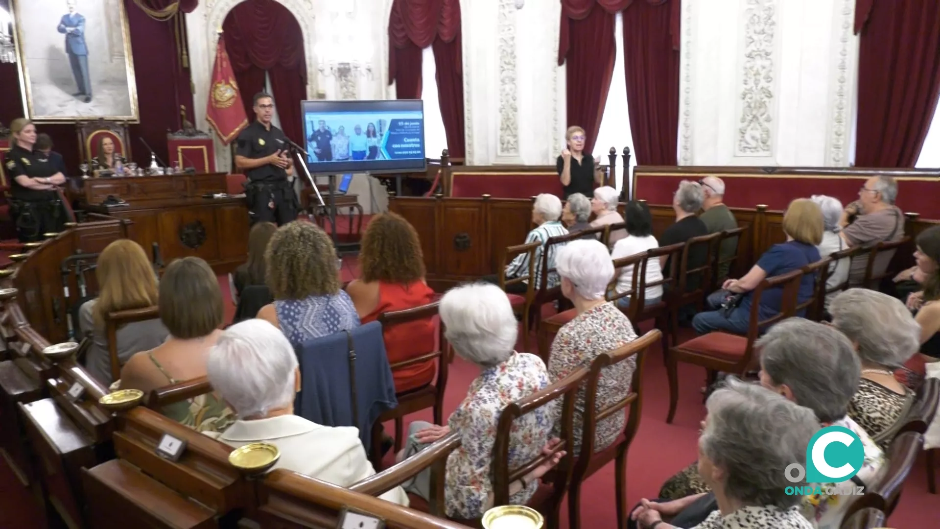 El salón de Plenos del Ayuntamiento de Cádiz acoge una conferencia formativa con motivo del Día Mundial de Toma de Conciencia del Abuso y Maltrato en la Vejez.