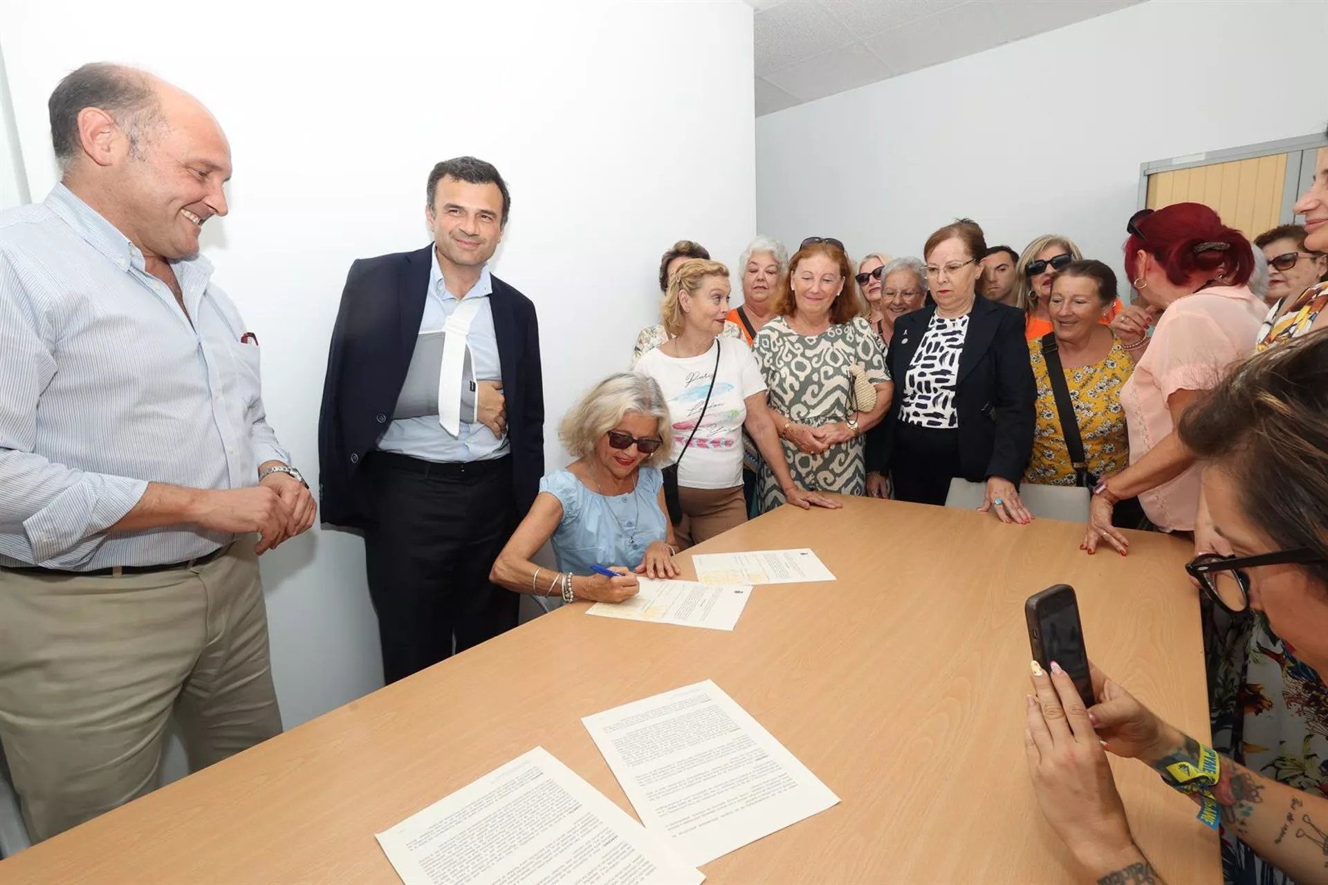 Autoridades y representantes del colectivo social presentes en el acto de entrega