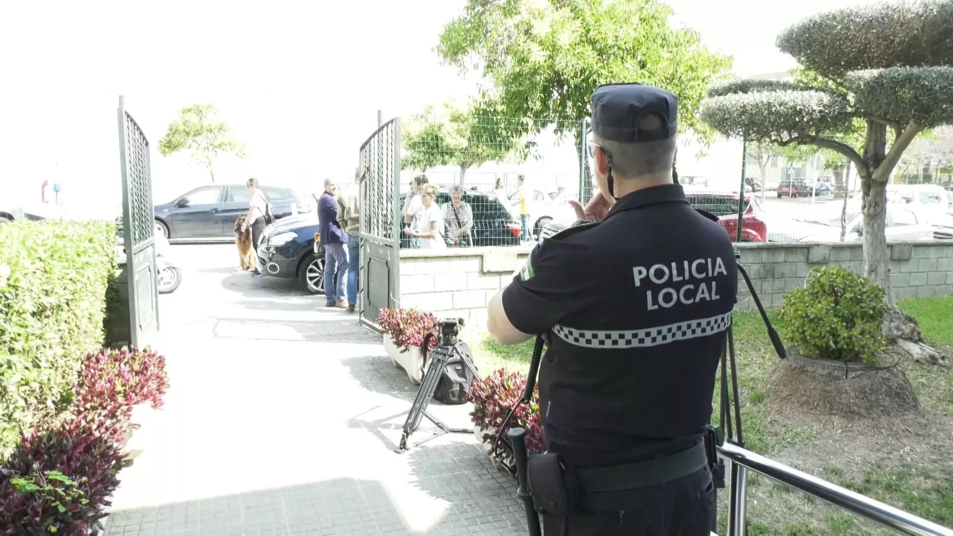 Efectivo de la policía en vigilancia