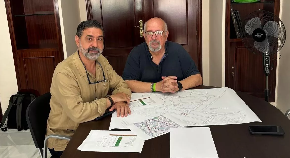 El concejal delegado de Movilidad con el vicepresidente de AVV. Loreto, Francisco Orellana durante la reunión