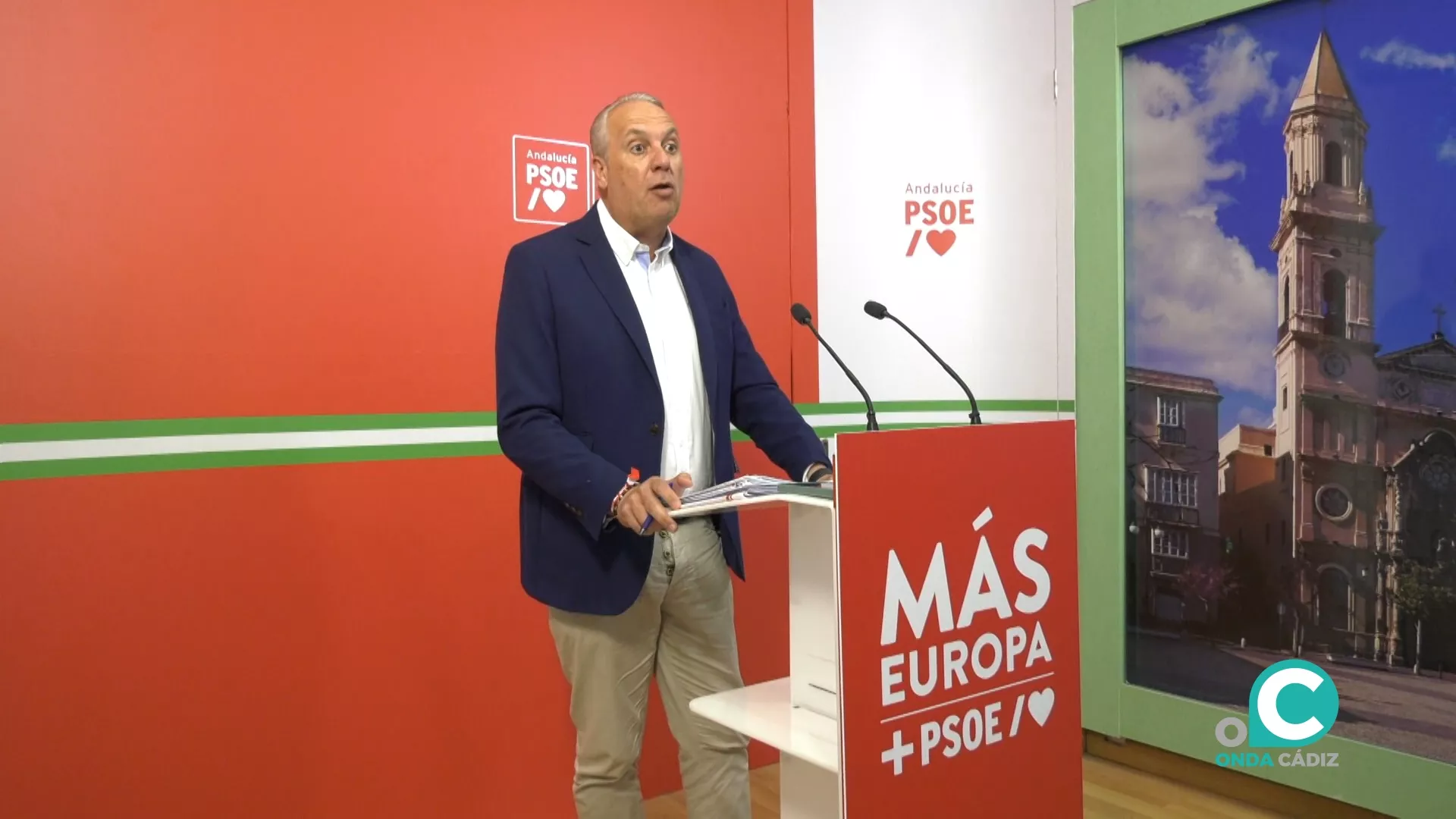 El secretario general del PSOE en la provincia, Juan Carlos Ruiz Boix, atendiendo a los medios de comunicación.