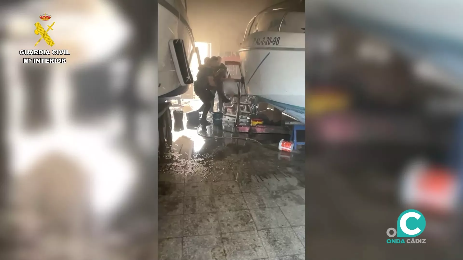 Los agentes rescatan a la víctima del interior de la nave en llamas. 