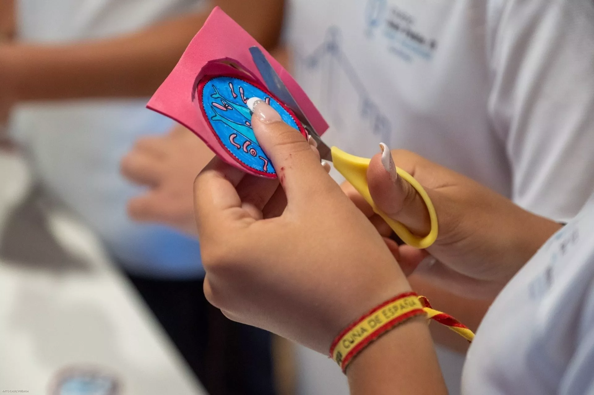 Un escolar elaborando una manualidad en el taller fenicio organizado por el Ayuntamiento de Cádiz