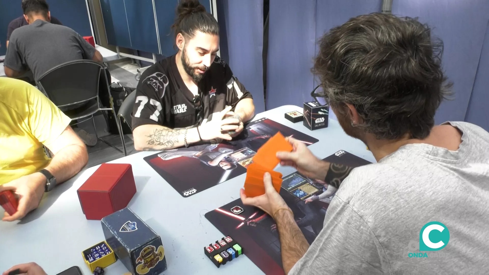 Un grupo de jóvenes participando en el torneo de cartas celebrado en Casa de la Juventud.