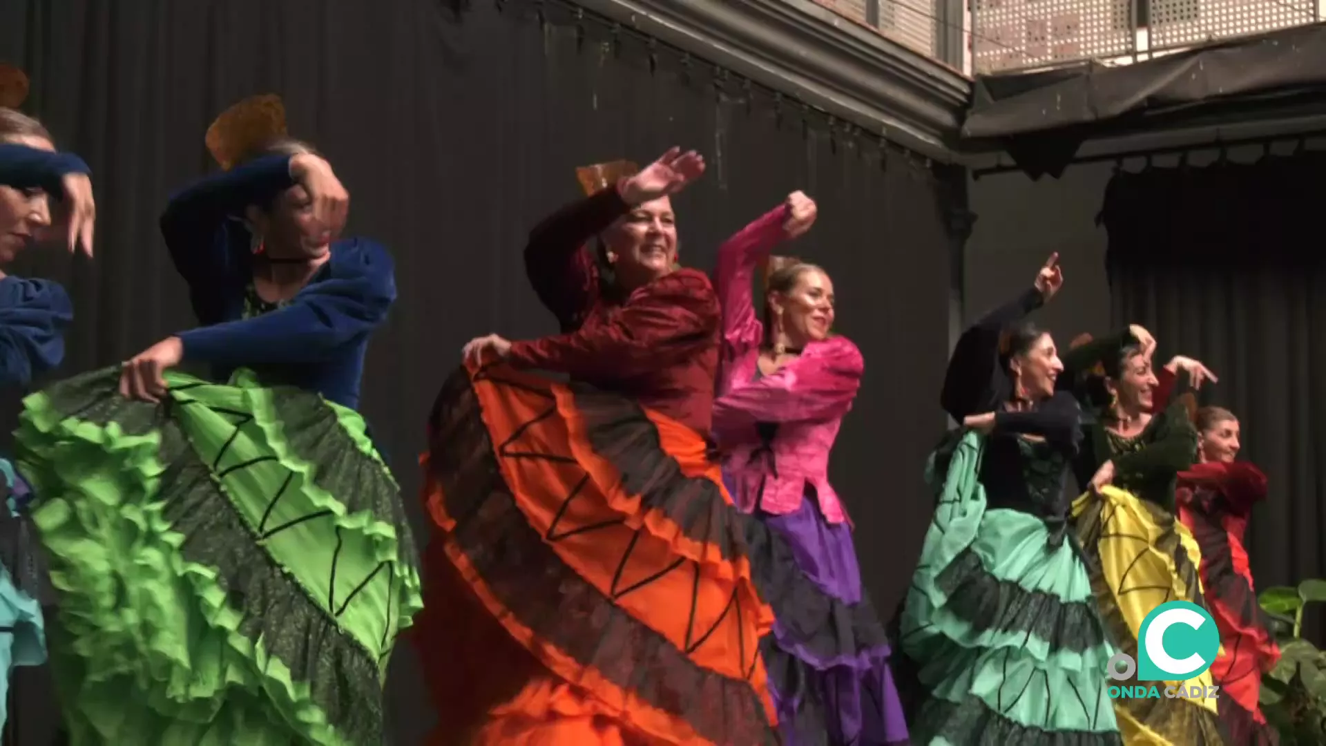 Unos de los momentos de las actuaciones de las Danzas Folclóricas Asociación 'Ciudad de Cádiz'.