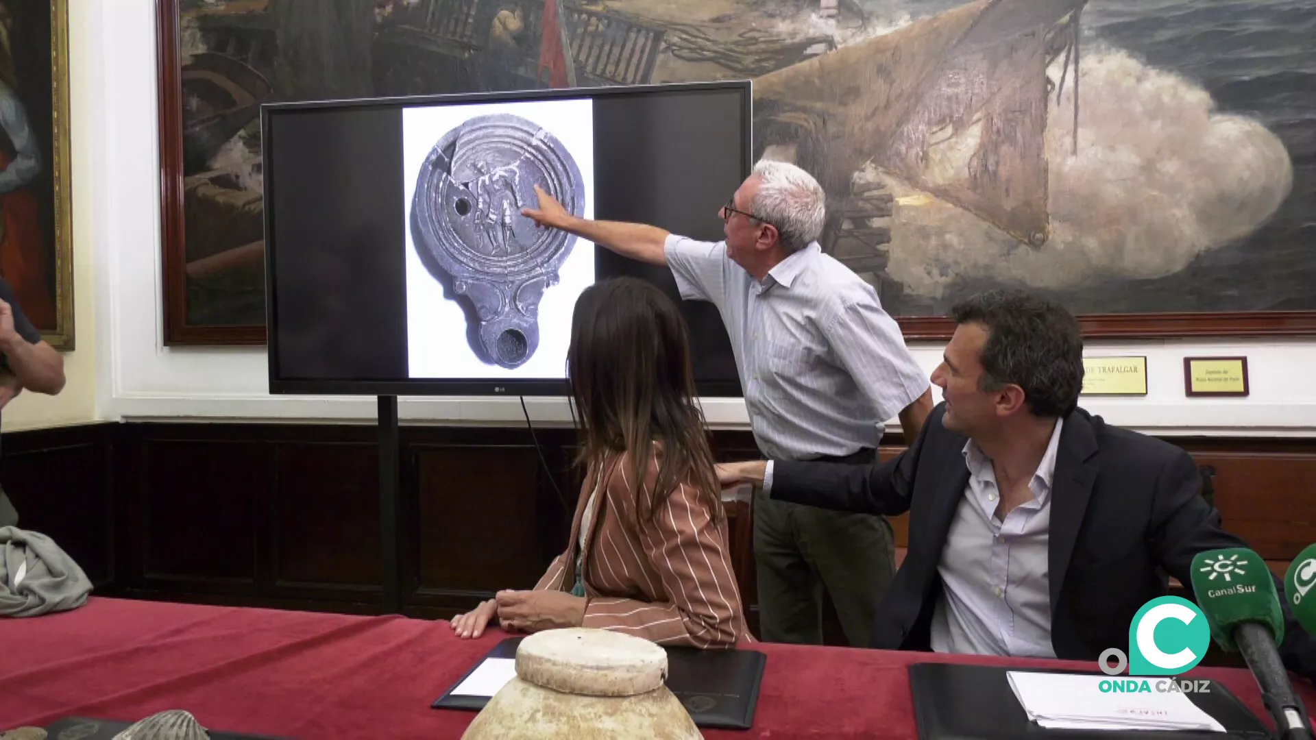 Un momento de la explicación de los hallazgos de la edad antigua localizados recientemente en la ciudad