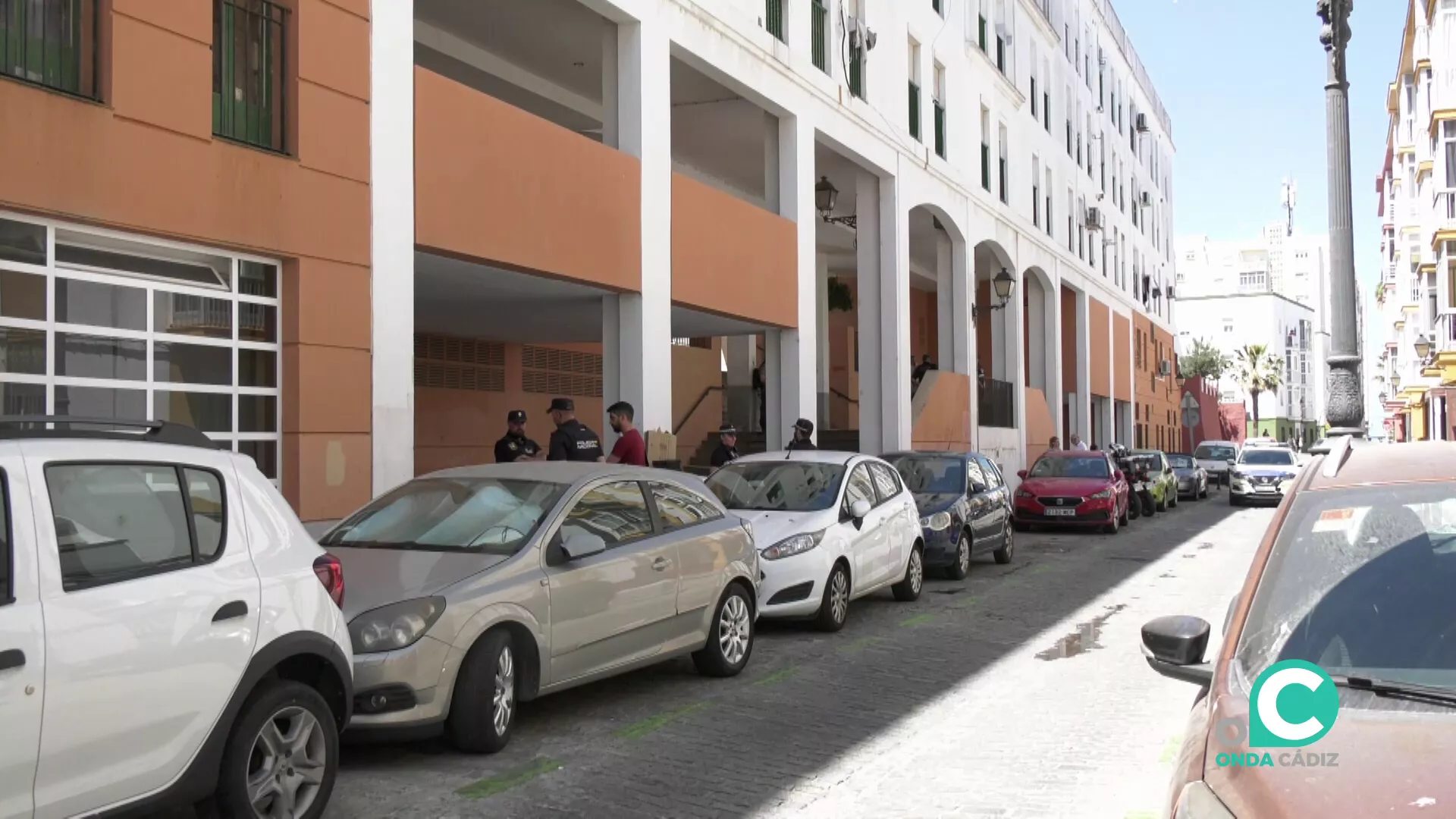 Efectivos de la policía local en los bajos de las escaleras de Capuchinos este lunes