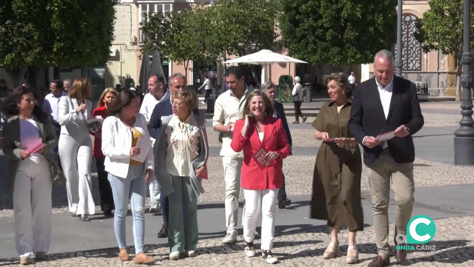 Dirigentes socialistas en campaña por la plaza de San Antonio de la capital gaditana