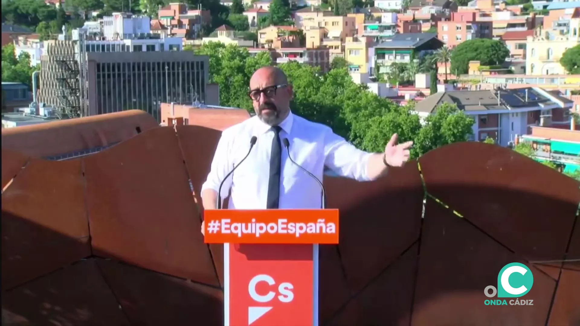 El candidato de la formación naranja interviene en un acto de la campaña